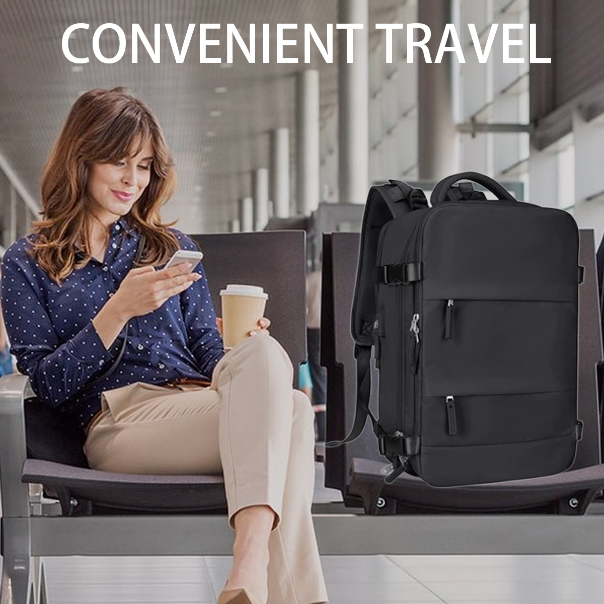 Frau am Flughafen, die ihr Telefon benutzt und Kaffee hält, in der Nähe eines schwarzen Rucksacks, mit dem Wort 'CONVENIENT TRAVEL'.