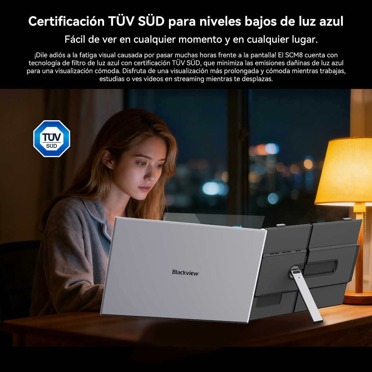 Mujer mirando una laptop. La pantalla está abierta, con un logo y texto en español. Una lámpara está a la derecha.