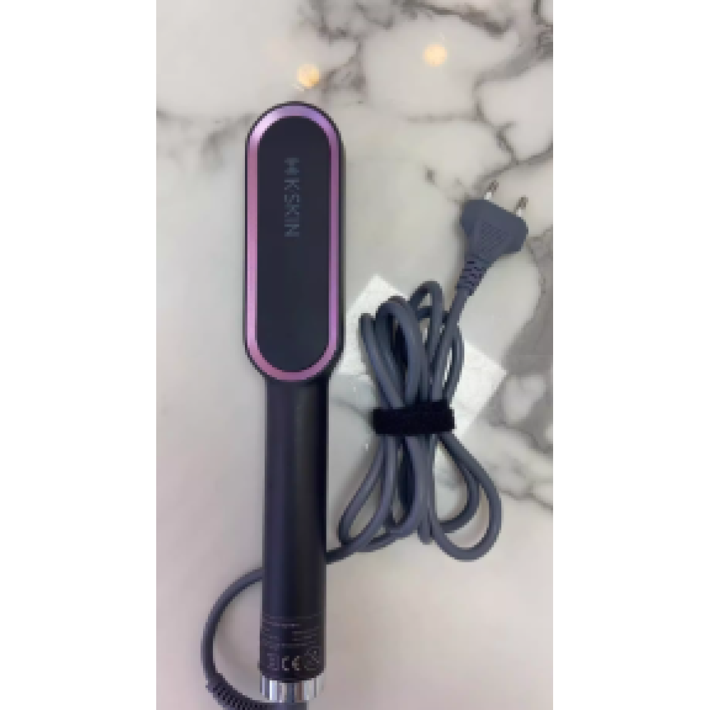 Ein schwarzer Haarglätter mit rosa Zierleiste, das Kabel ist grau, und ein schwarzer Riemen hält das Kabel zusammen.
