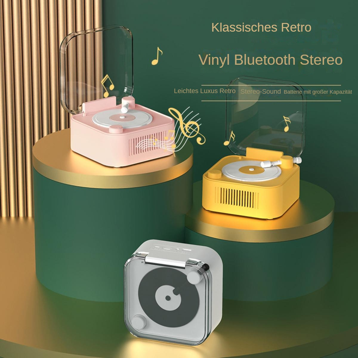 Drei Retro-Plattenspieler, rosa, gelb und weiß, auf grünen und goldenen Podesten. Text lautet 'Vinyl Bluetooth Stereo'.