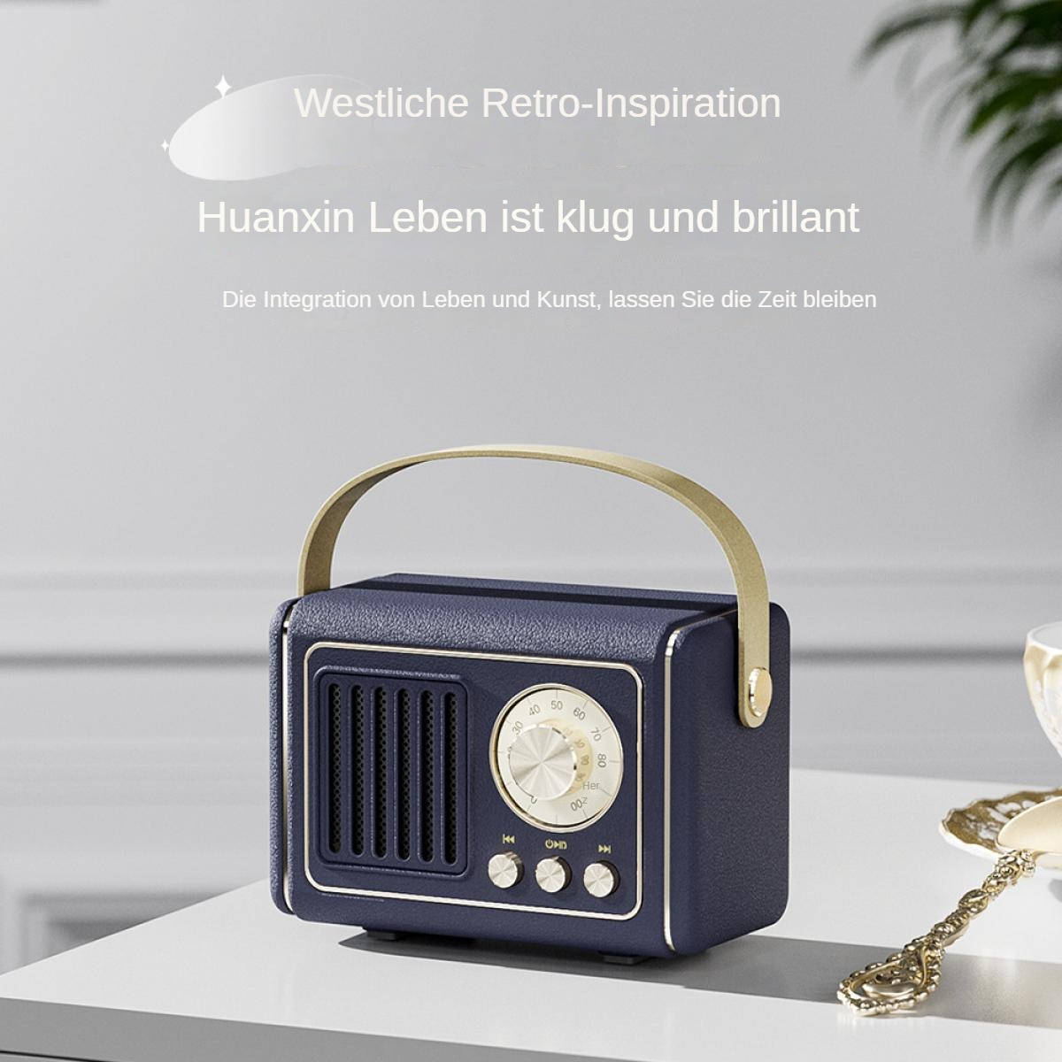 Ein marineblaues Retro-Radio mit goldenem Griff steht auf einer weißen Oberfläche. Text auf Deutsch im Hintergrund.