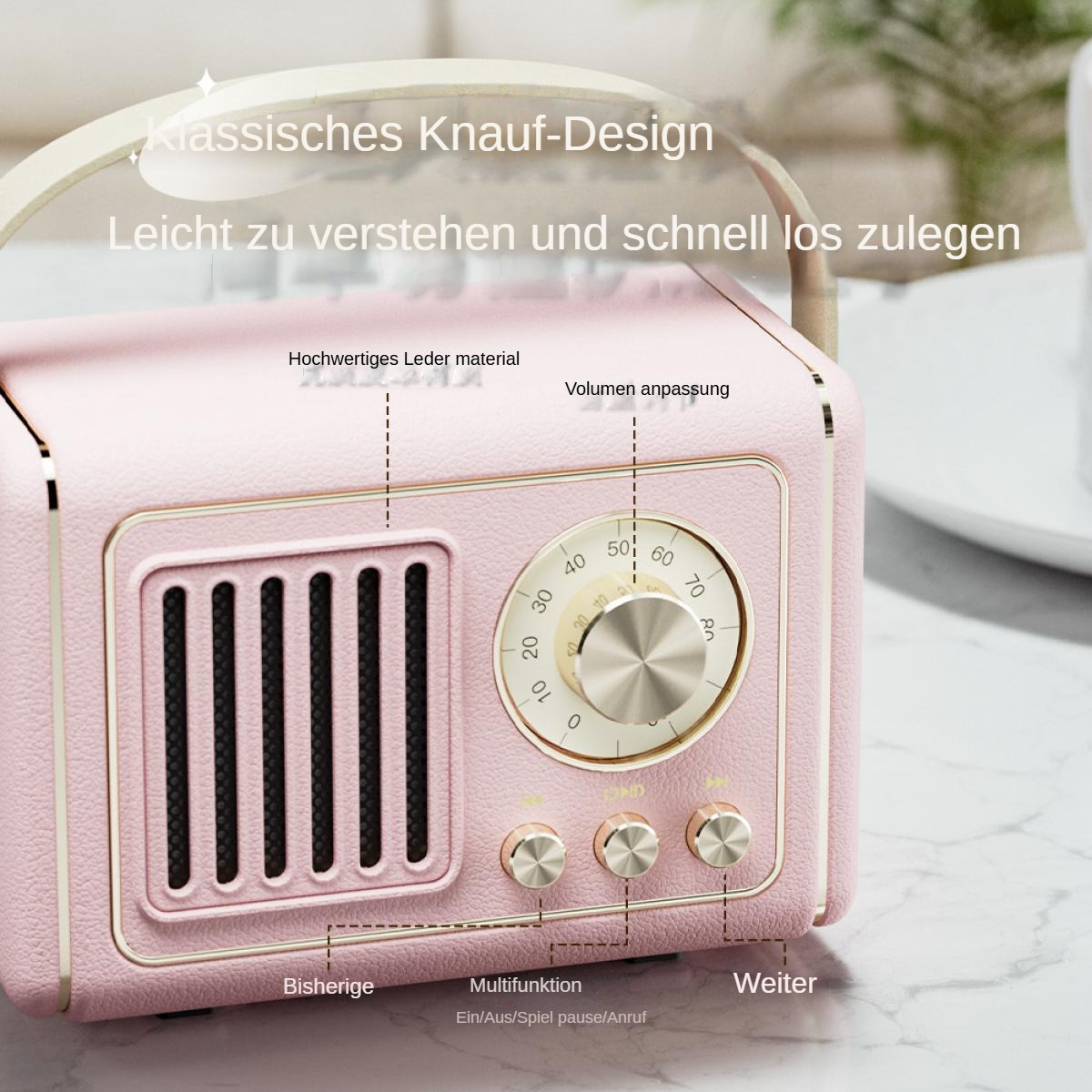 Ein rosa Vintage-Radio mit Griff. Es hat einen Lautstärkeregler, Knöpfe und einen Lautsprechergrill. Text auf Deutsch ist sichtbar.