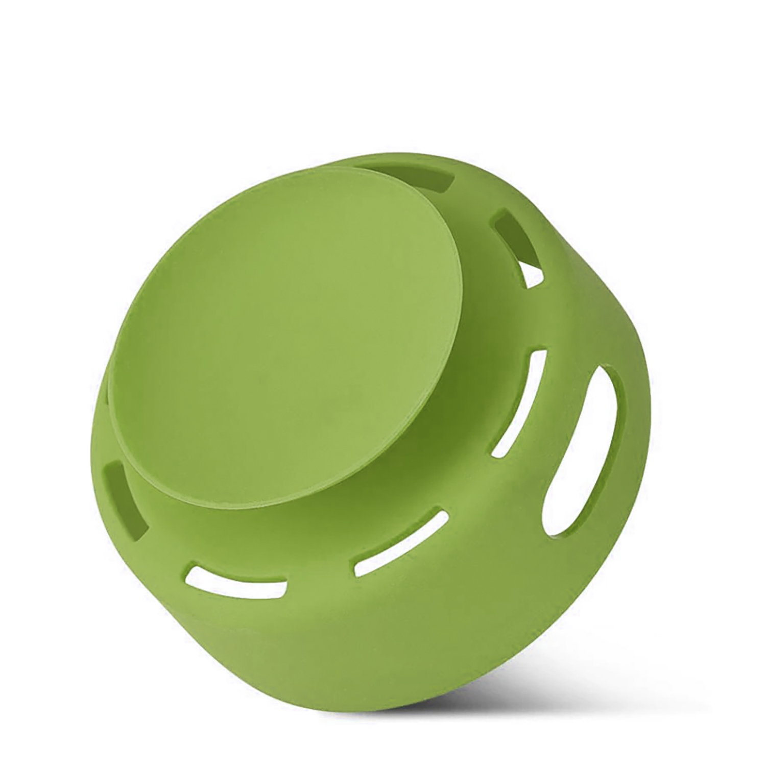 Una ciotola verde in plastica con un coperchio piatto e una base perforata, su sfondo bianco. La ciotola è inclinata.