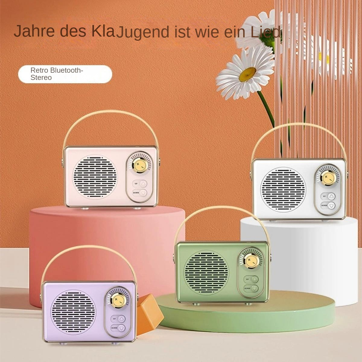 Vier Retro-Radios in Pink, Weiß, Grün und Lila. Gänseblümchen und ein hellorangener Hintergrund. Jedes Radio hat einen Griff.