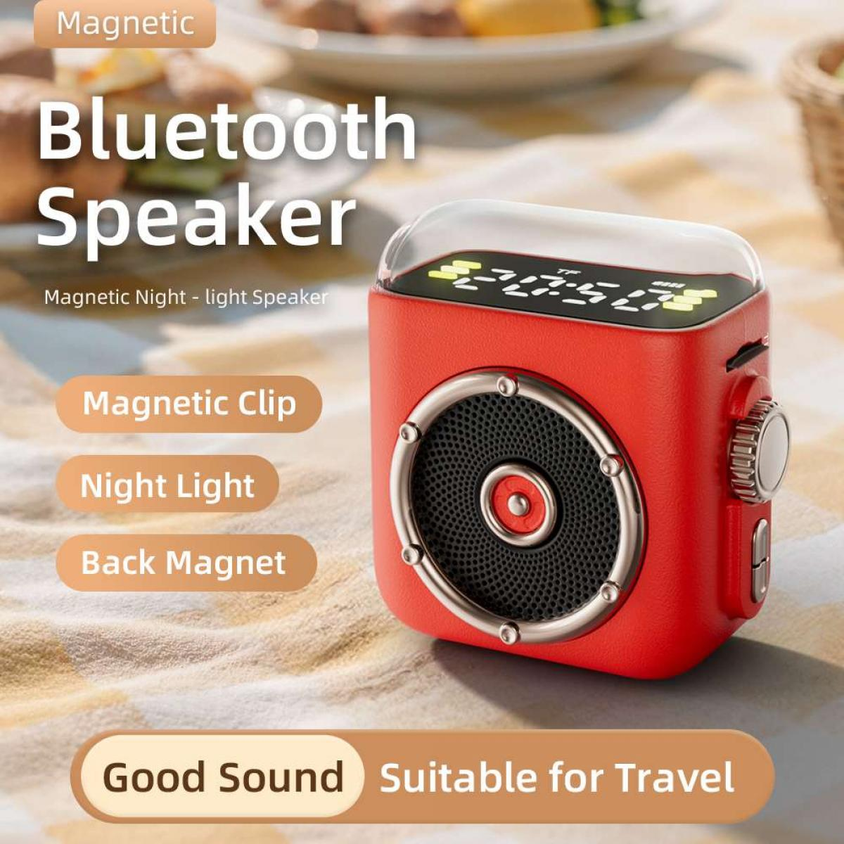 Ein roter Bluetooth-Lautsprecher mit Bildschirm, Lautsprechergitter und Bedientasten. Text auf dem Bild wirbt für Funktionen und Reisetauglichkeit.