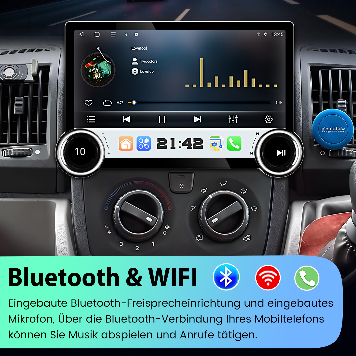 Panel del coche mostrando la interfaz de un reproductor de música. Las funciones Bluetooth y WiFi se resaltan con iconos. Se ve un ambientador azul.