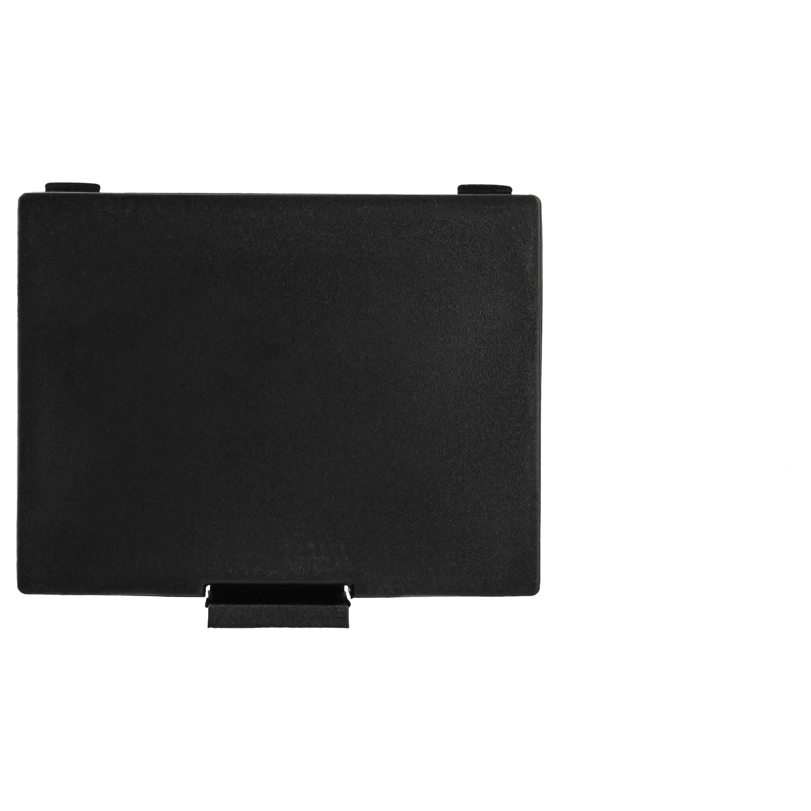 Eine schwarze Kunststoff-Batteriefachabdeckung. Sie hat zwei kleine Laschen oben und eine hervorstehende Lasche unten.