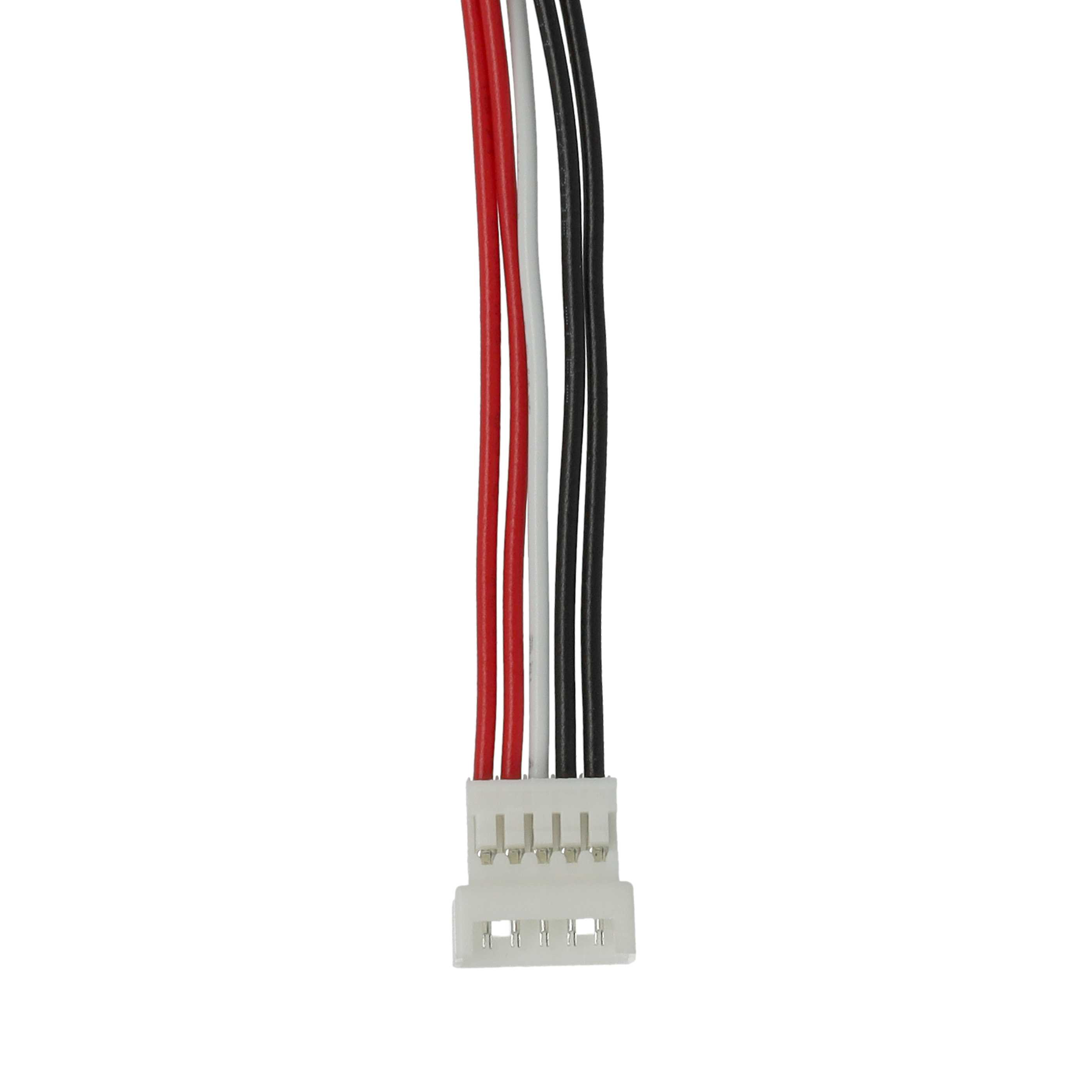 Das Bild zeigt einen weißen Stecker mit roten, weißen, schwarzen und grünen Drähten. Der Hintergrund ist schlicht weiß.