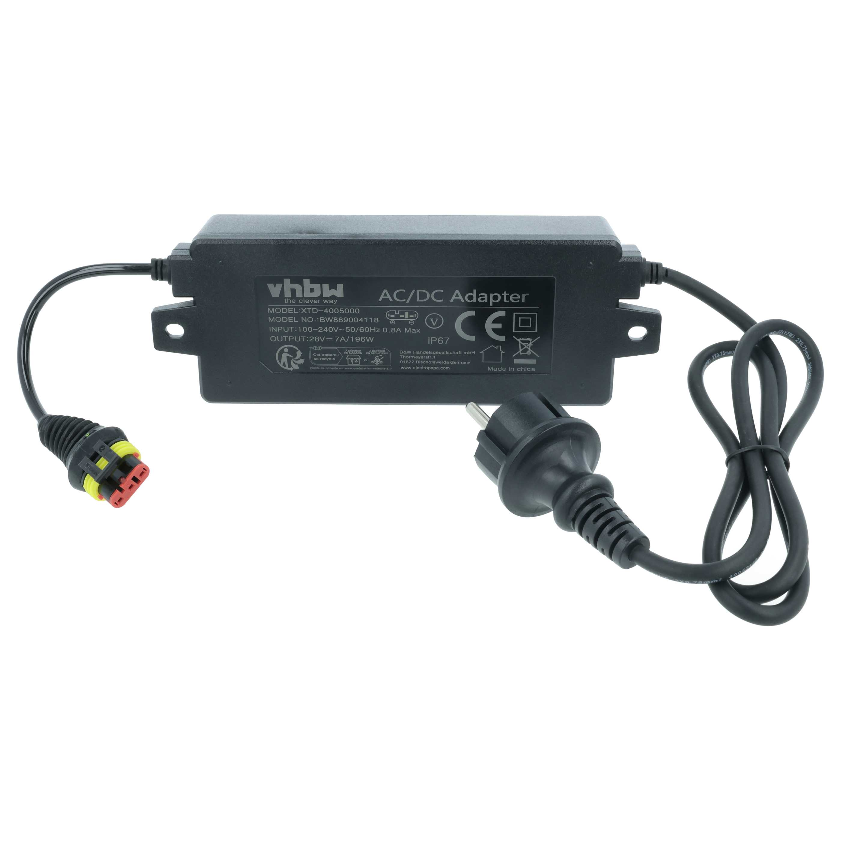 Ein AC/DC-Adapter mit schwarzem Gehäuse, schwarzen Kabeln und einem Eurostecker. Er hat einen Stecker mit gelben und roten Teilen.