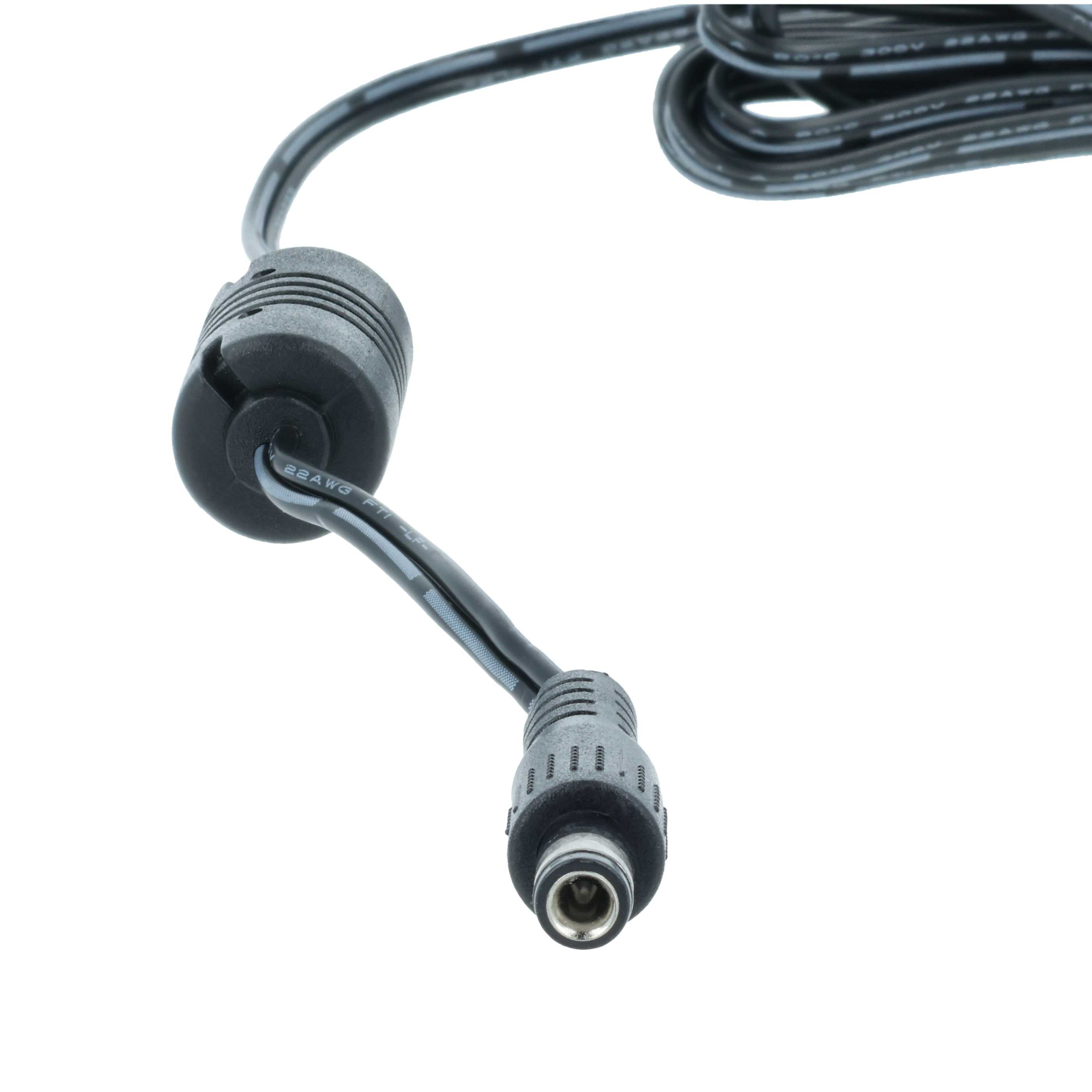 Ein schwarzes Stromkabel mit zylindrischem Stecker und schwarzem Netzteil, isoliert auf weißem Hintergrund.