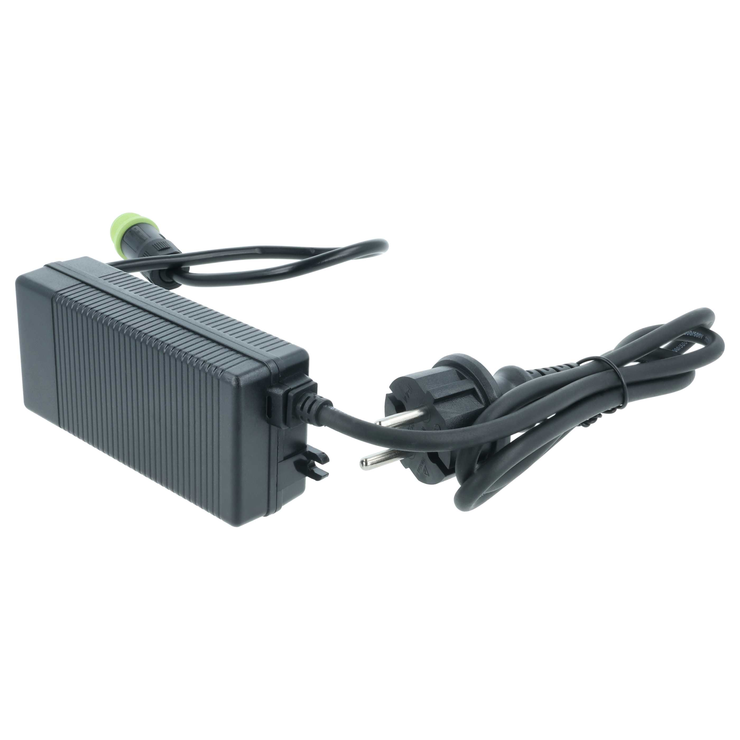 Schwarzer Netzadapter mit grünem Stecker und schwarzem Netzstecker, isoliert auf weißem Hintergrund.