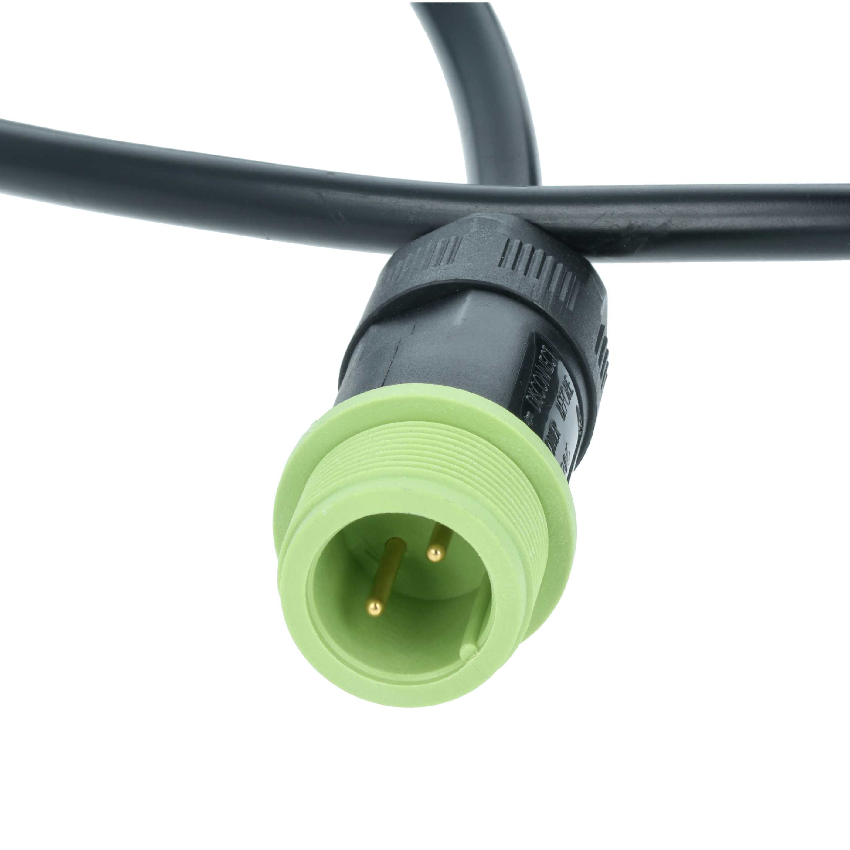 Nahaufnahme eines elektrischen Steckers. Er hat eine grüne Spitze mit zwei Stiften, einen schwarzen Körper und ein schwarzes Kabel.