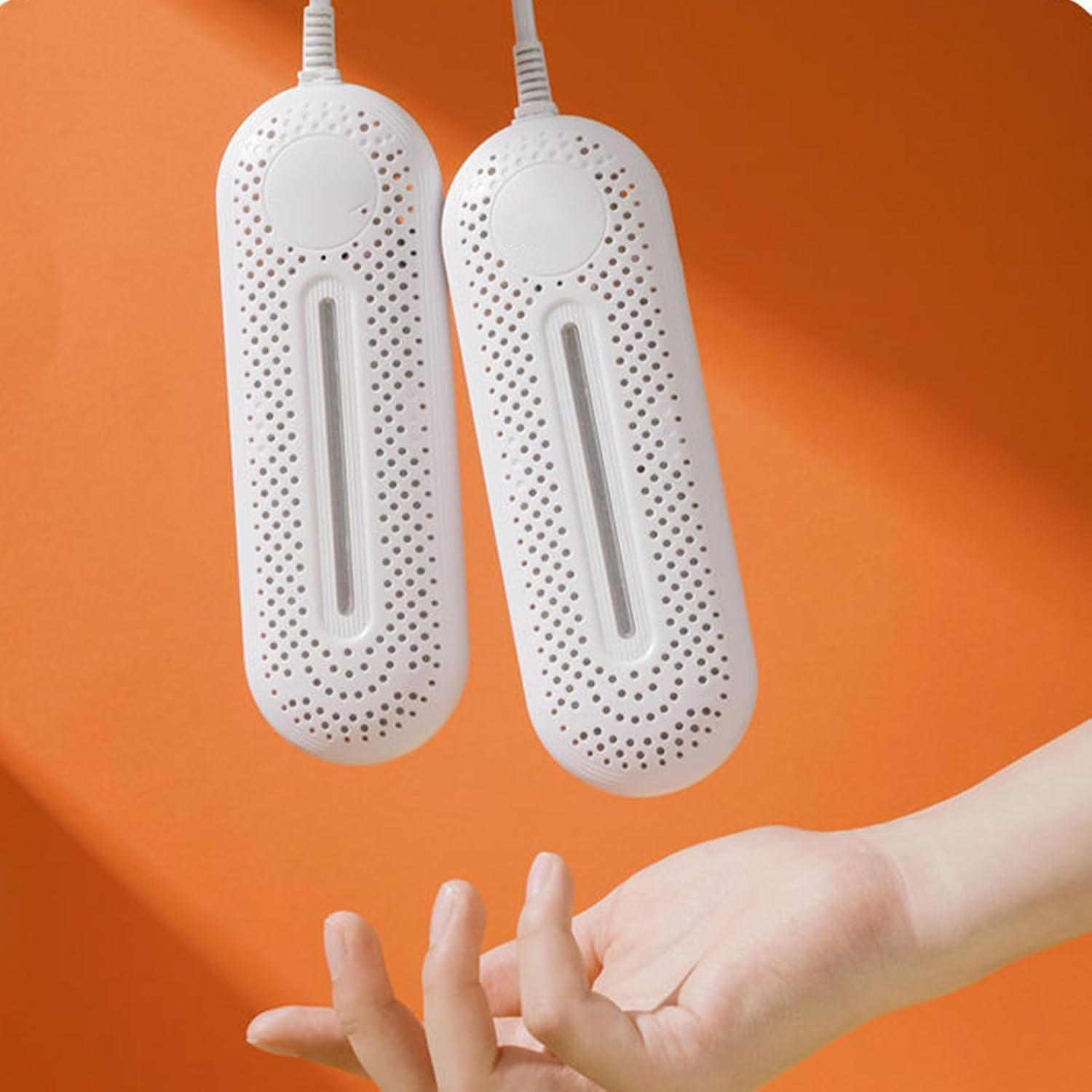 Zwei weiße Schuhtrockner hängen vor einem orangefarbenen Hintergrund. Eine Hand greift nach oben.