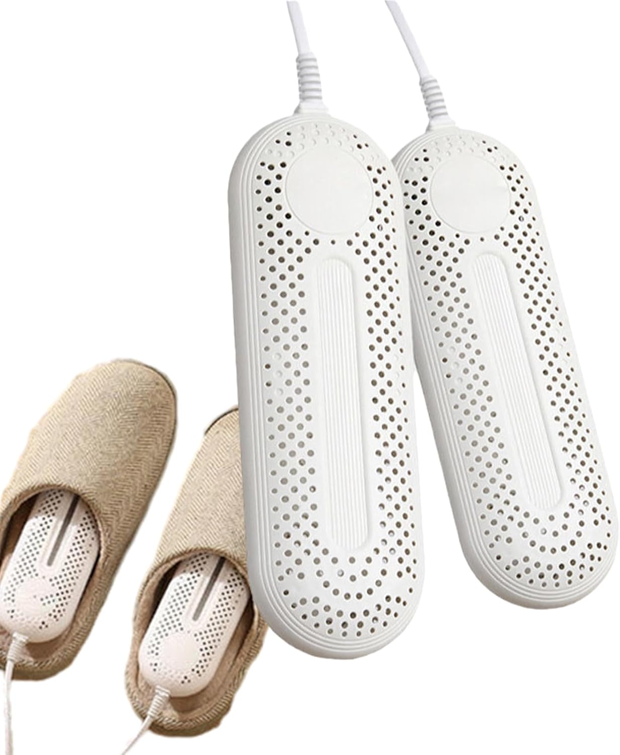 Das Bild zeigt zwei weiße Schuhtrockner mit Löchern und zwei beige Hausschuhe, alles vor weißem Hintergrund. Die Trockner haben Kabel.