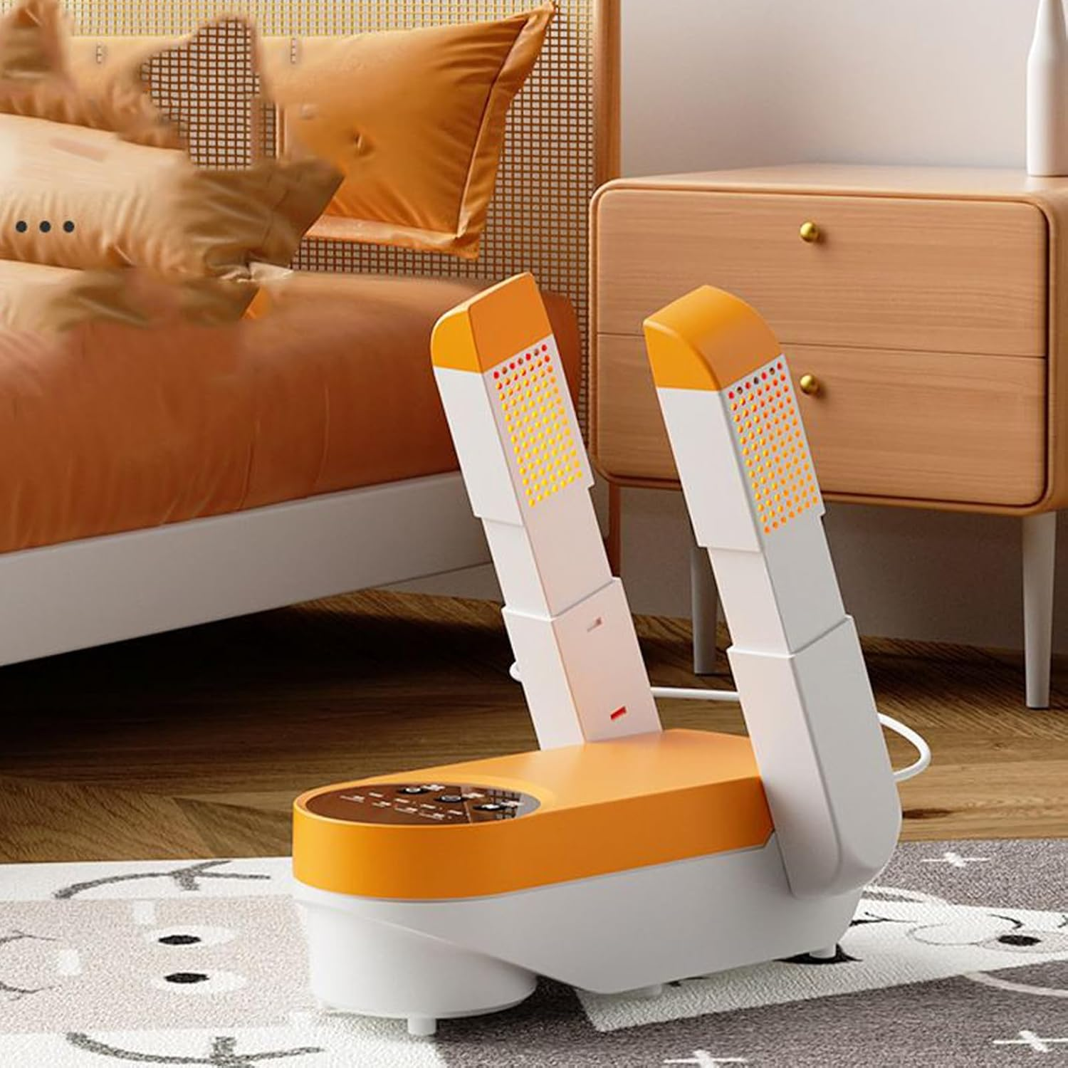 Ein orange-weißer Schuhtrockner steht vor einem Bett. Ein Nachttisch und ein Bett befinden sich im Hintergrund.