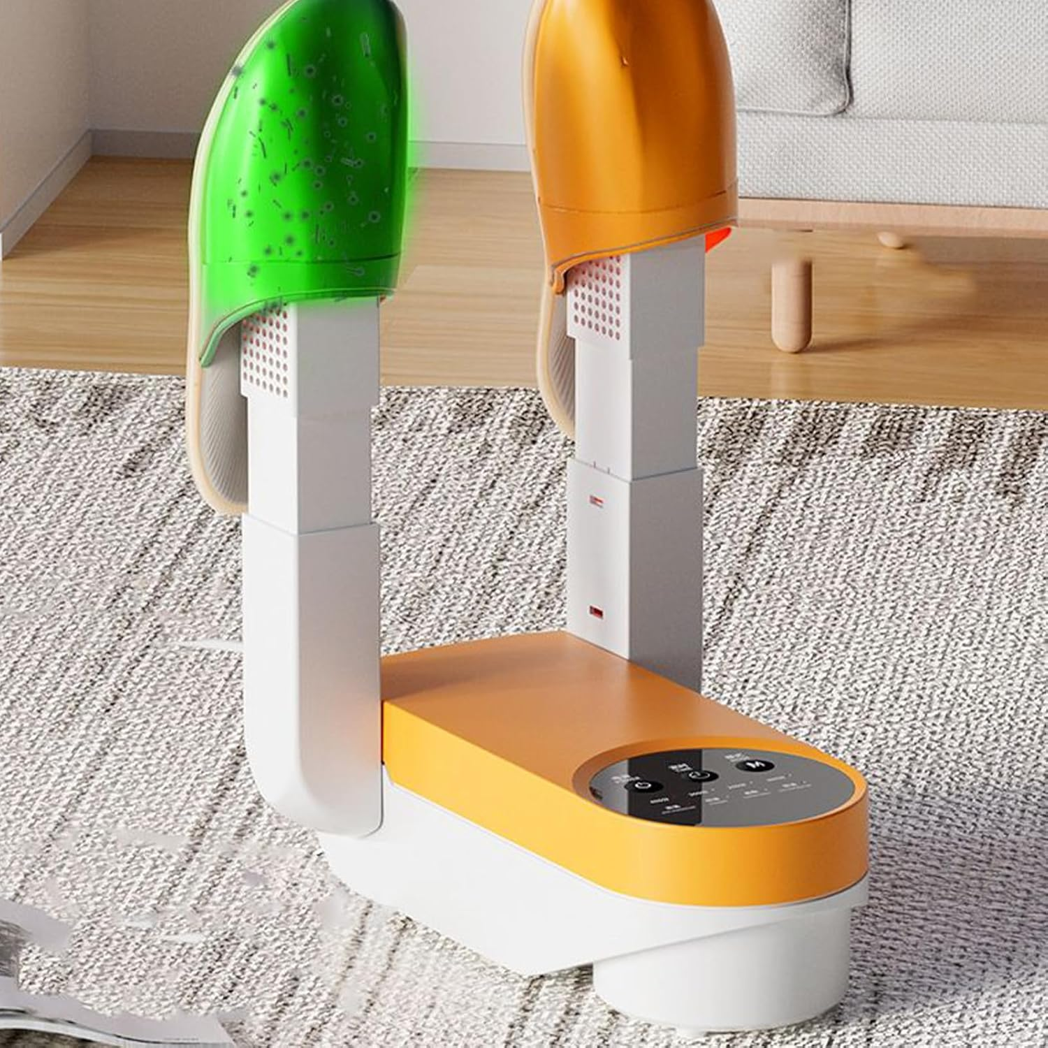 Ein Schuhtrockner mit grünen und orangen Elementen. Er steht auf einem Teppich. Im Hintergrund befindet sich ein Holzgegenstand.