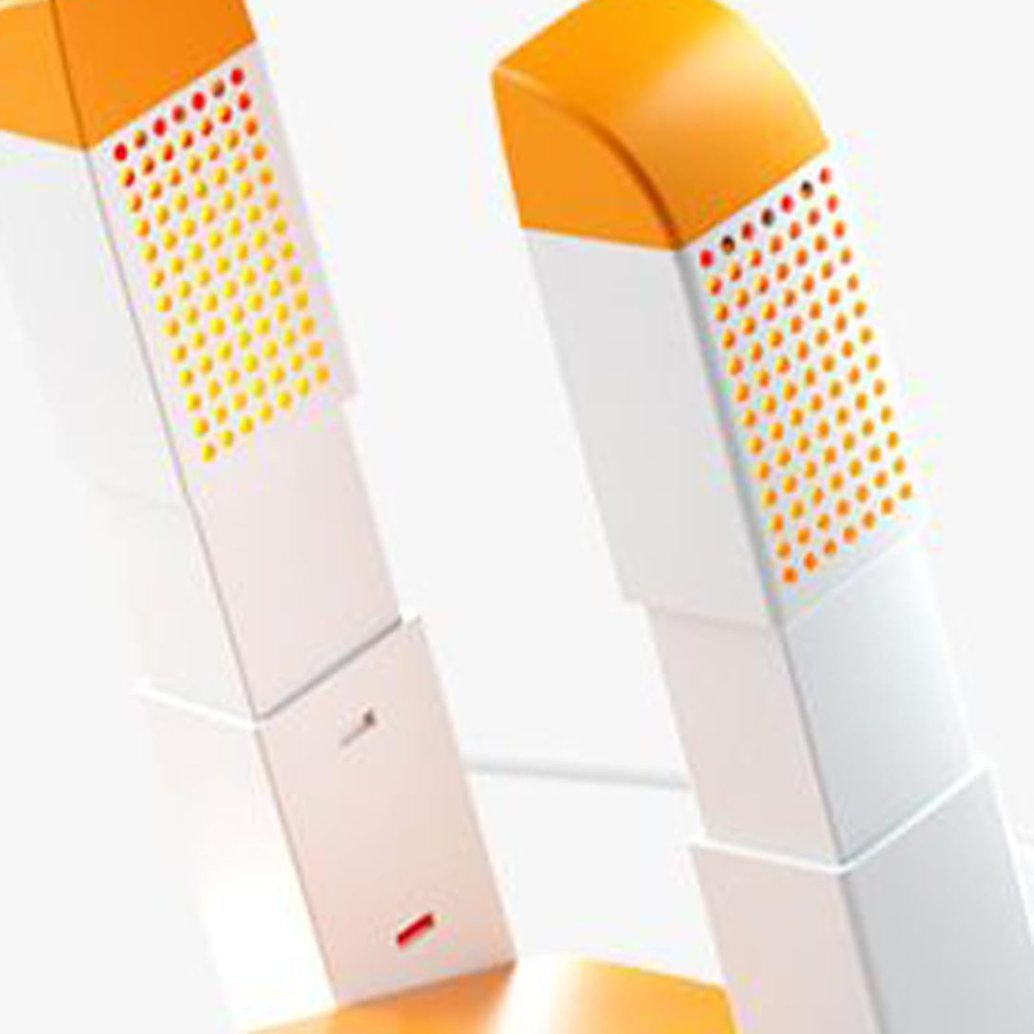 Zwei weiße und orangefarbene Geräte mit perforierten Oberflächen, die modernen Lampen ähneln, sind leicht vor weißem Hintergrund abgewinkelt.