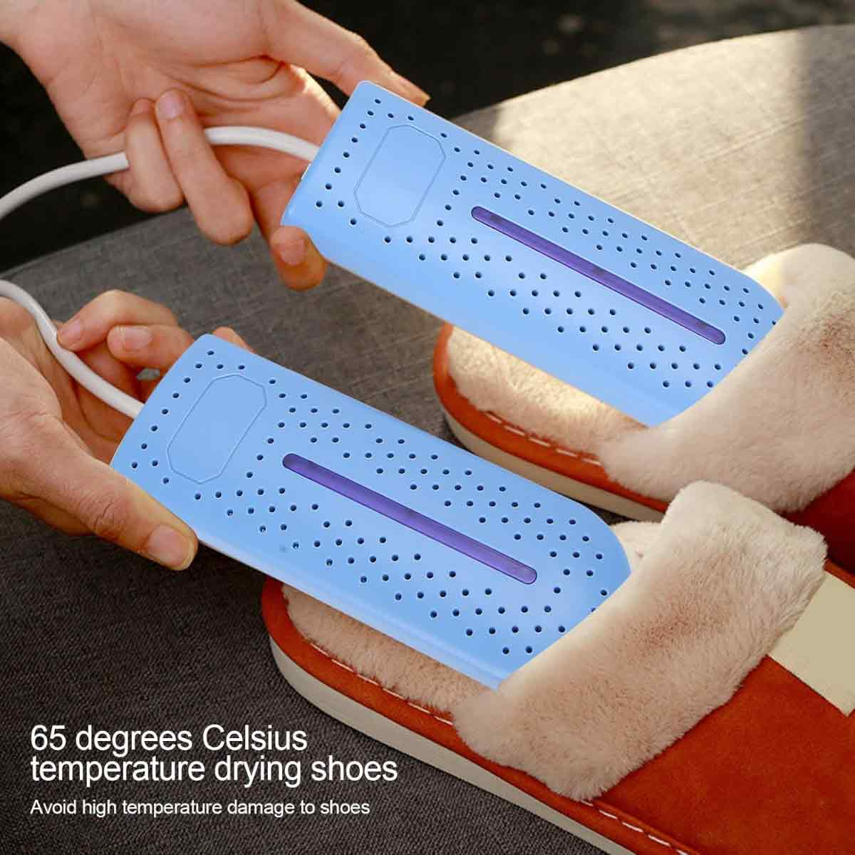 Hände halten blaue Schuhtrockner, platziert in roten Hausschuhen. Text unten zeigt 65 Grad Celsius Temperatur zum Trocknen von Schuhen.