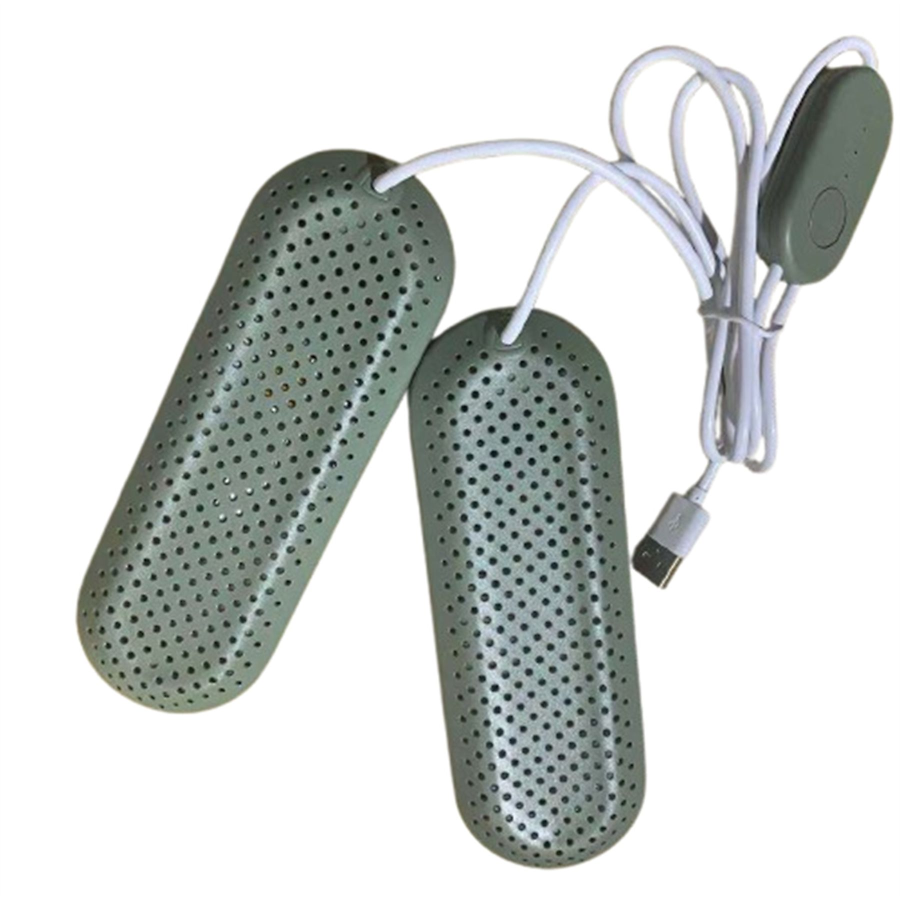 Zwei grüne Schuhtrockner mit perforierten Oberflächen, verbunden durch weiße Kabel und einen USB-Stecker, isoliert auf Weiß.