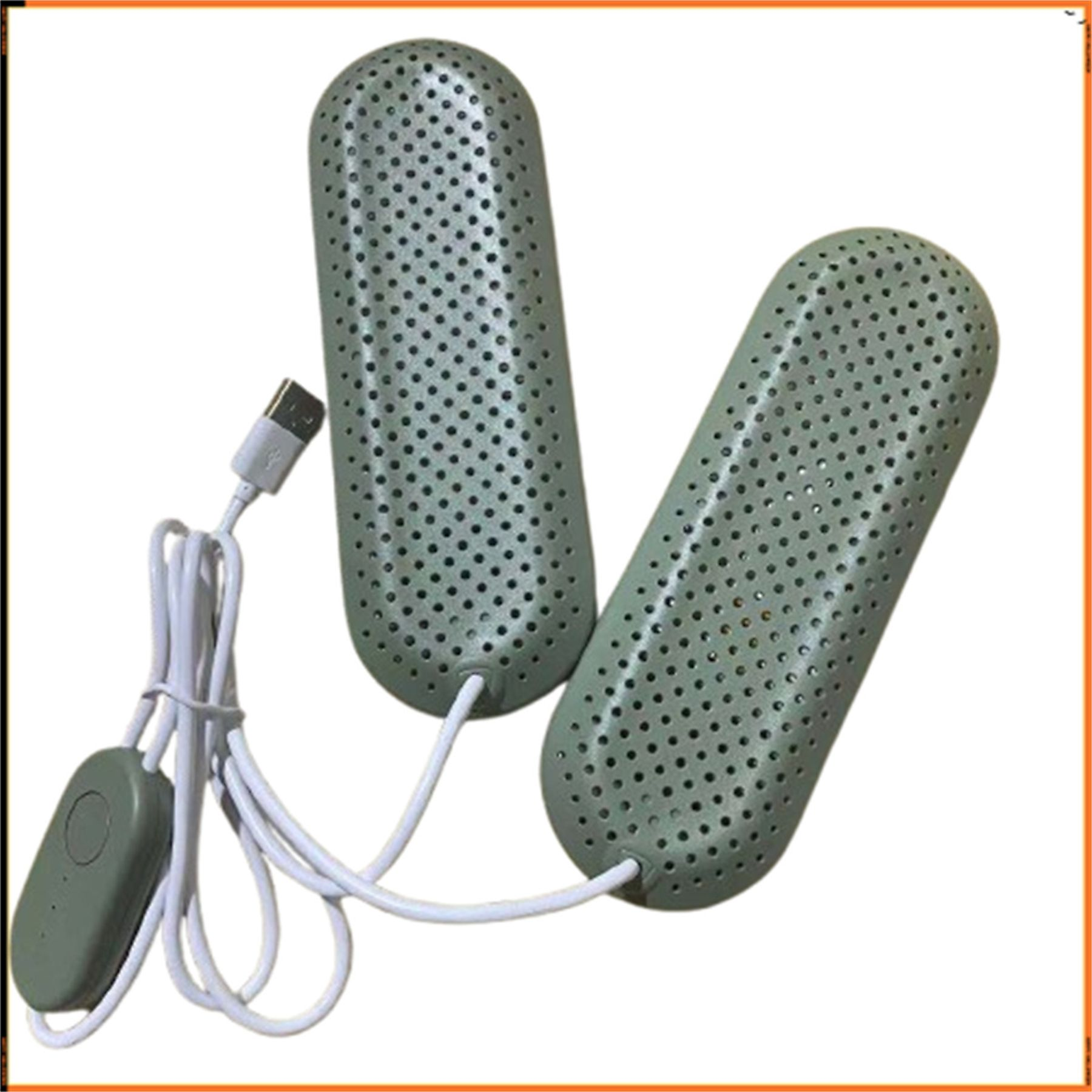 Zwei grüne, perforierte Schuhtrockner mit weißem Kabel und USB-Anschluss. Ein grüner Bedienknopf ist ebenfalls vorhanden.