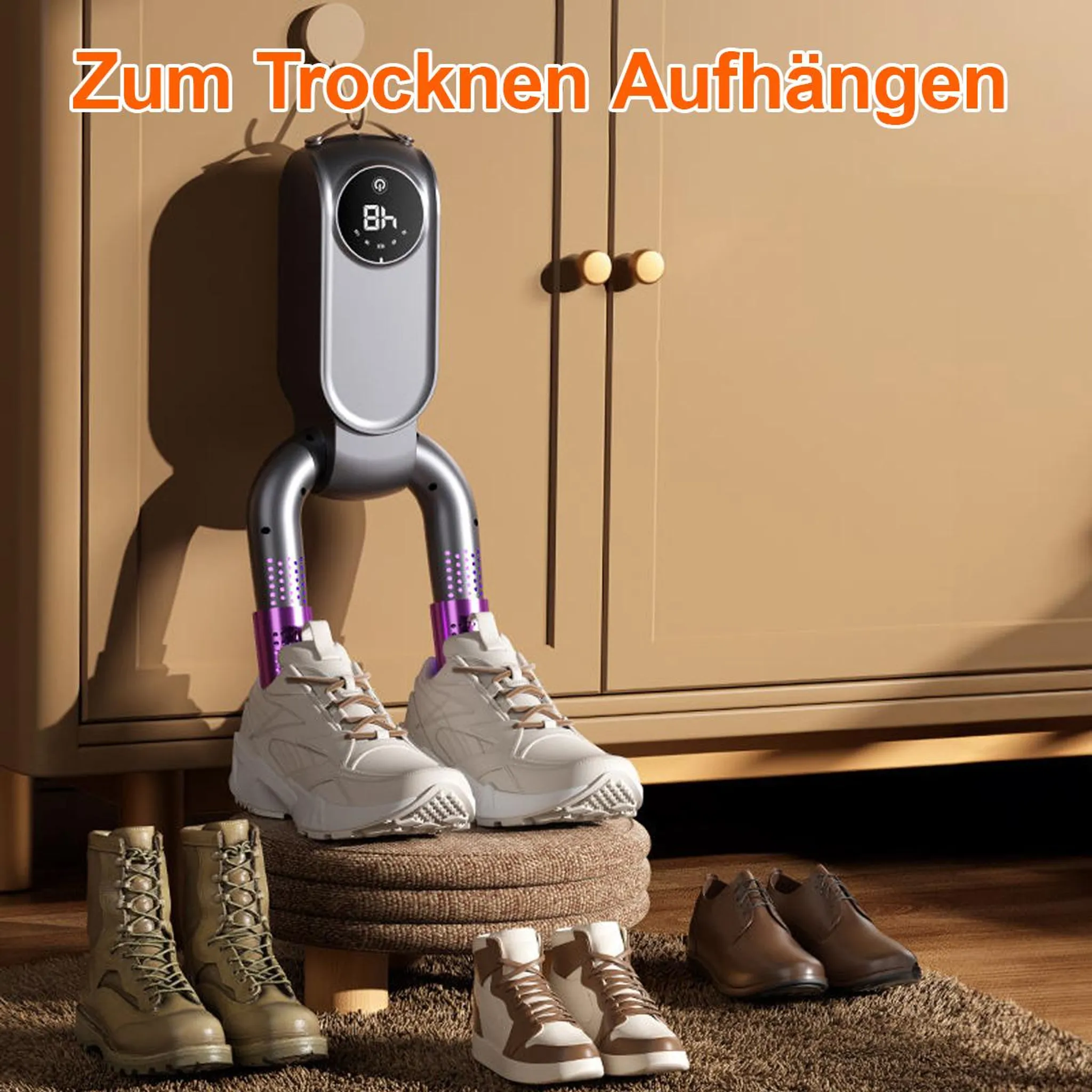 Ein Schuhtrockner mit Schuhen auf einem Teppich. Der Trockner ist an einem Schrank befestigt. Weitere Schuhe sind auf dem Teppich ausgestellt.