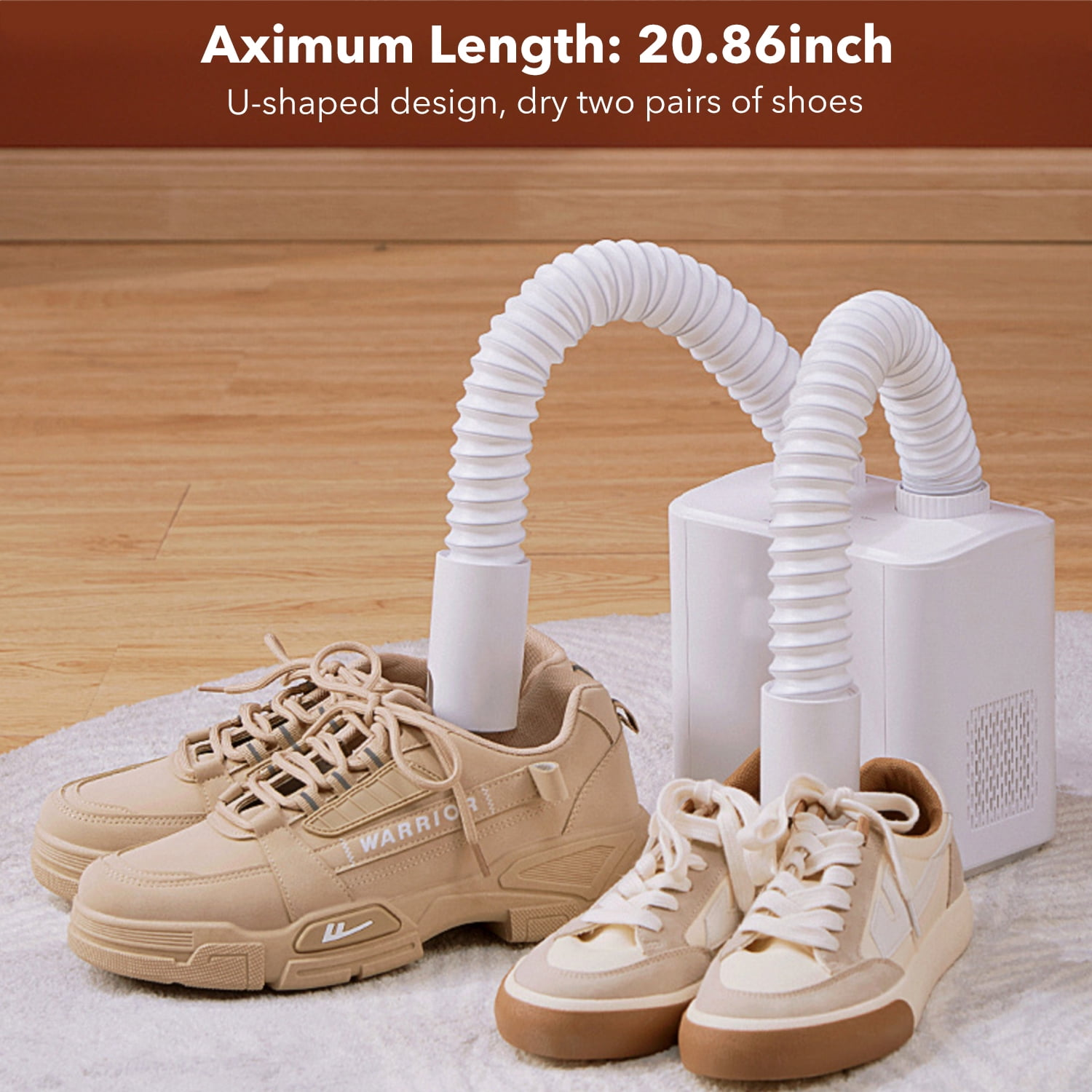 Ein Schuhtrockner mit zwei Paar Schuhen. Beige Turnschuhe vorne, weißer Trockner hinten und weißes Rohr, das sie verbindet.