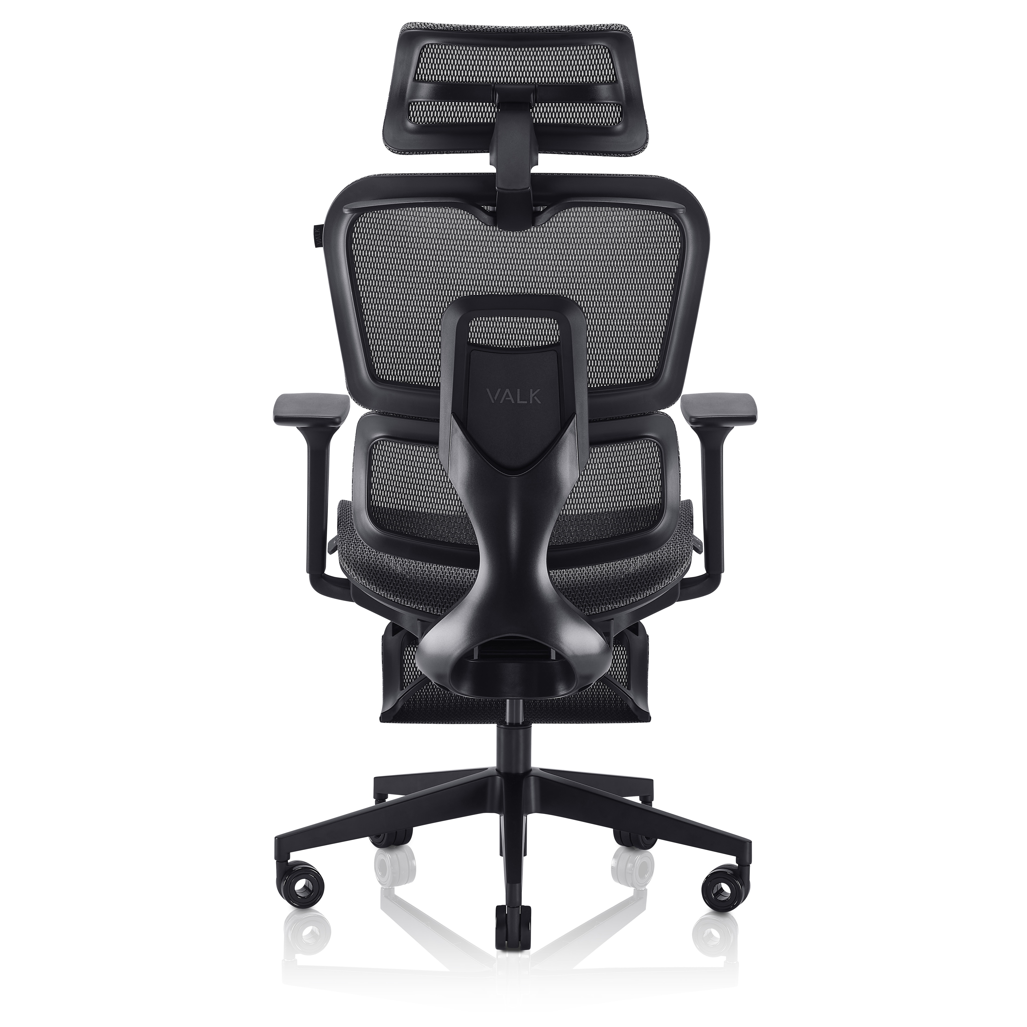 Silla de oficina negra con respaldo y reposacabezas de malla, brazos y base de cinco ruedas, sobre fondo blanco.
