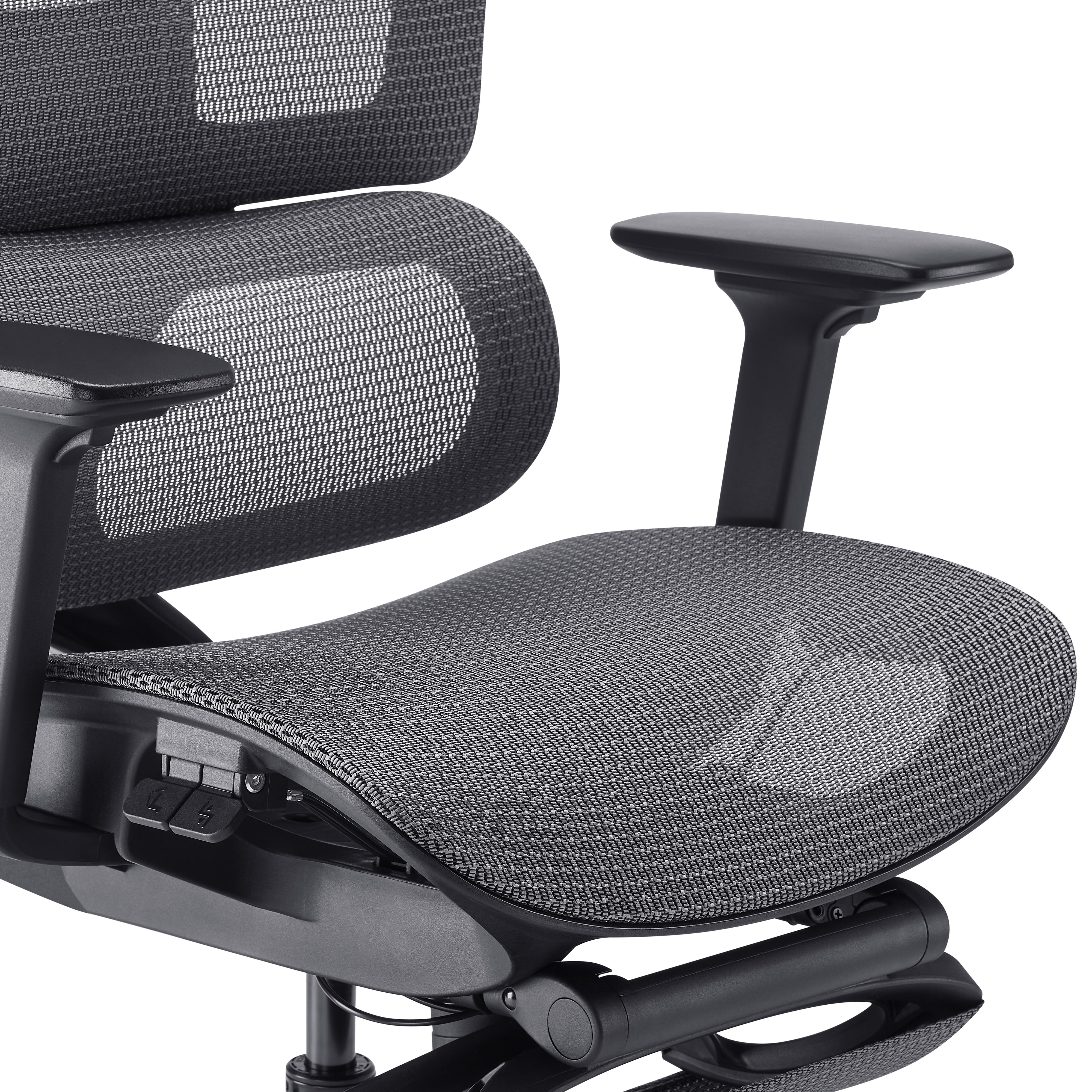 Primer plano de una silla de oficina negra. Cuenta con respaldo y asiento de malla, reposabrazos negros y controles.