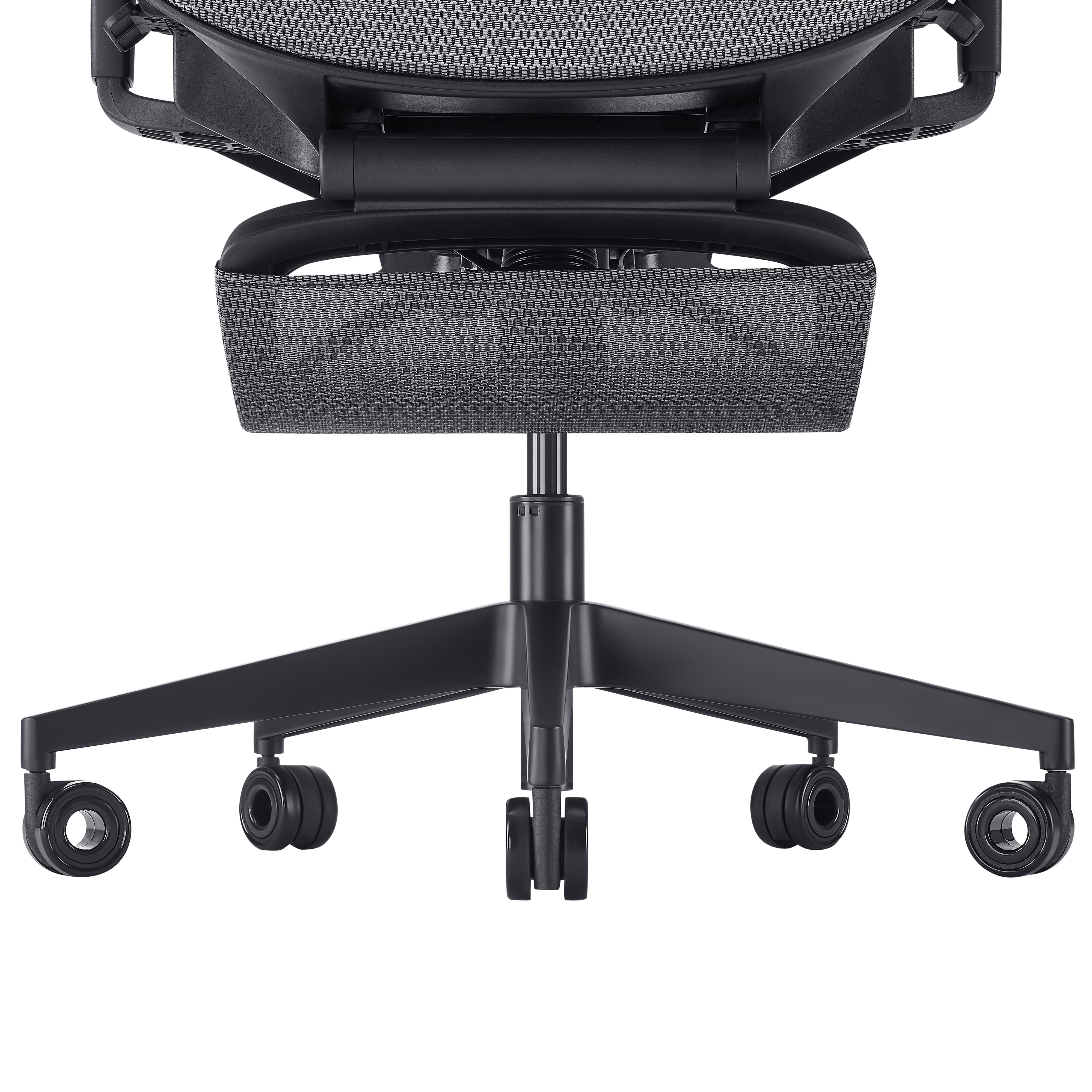 Primer plano de una silla de oficina negra. La silla tiene respaldo de malla, marco negro y cinco ruedas.