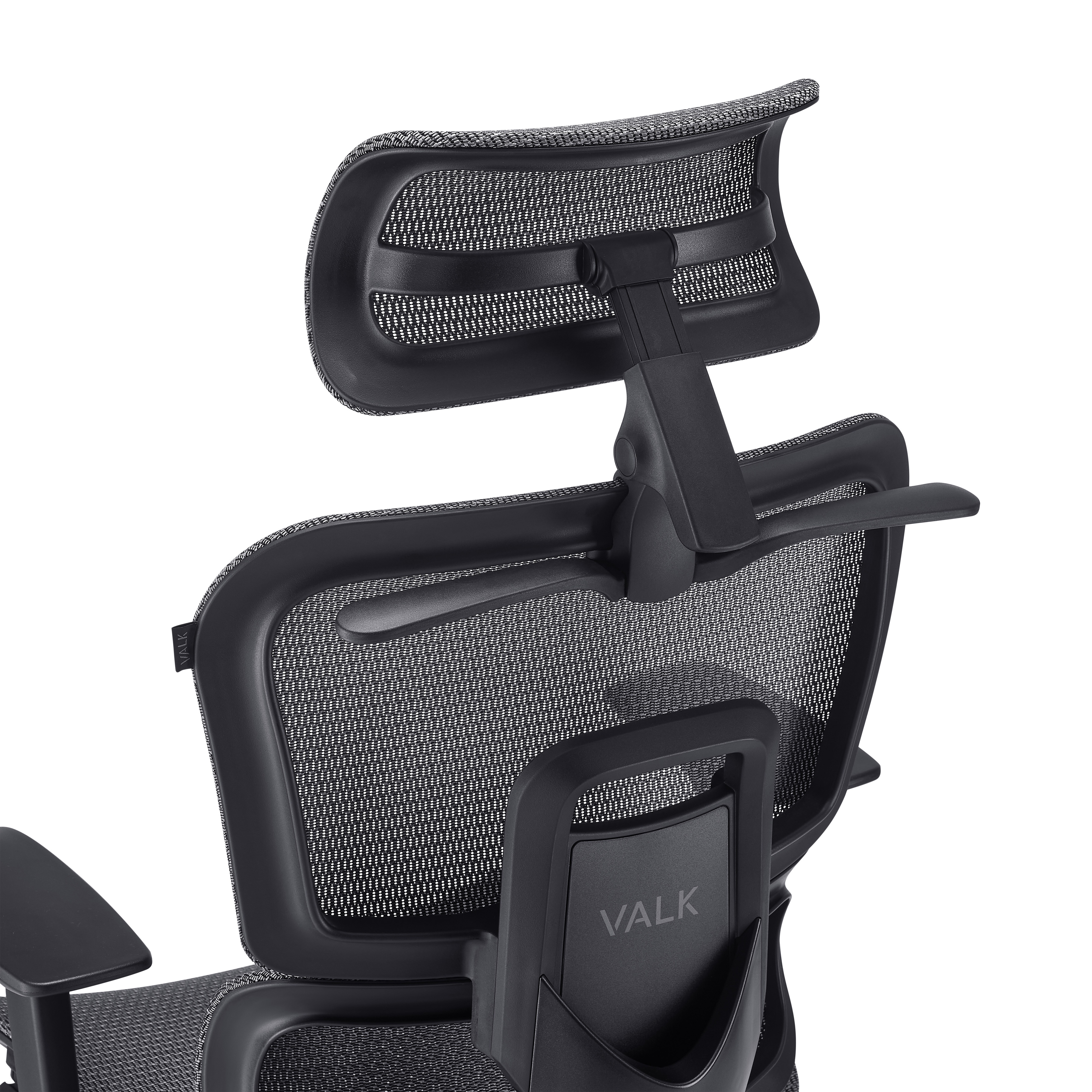 Primer plano del respaldo de una silla de oficina negra. Tiene respaldo y reposacabezas de malla. Visible la marca VALK.
