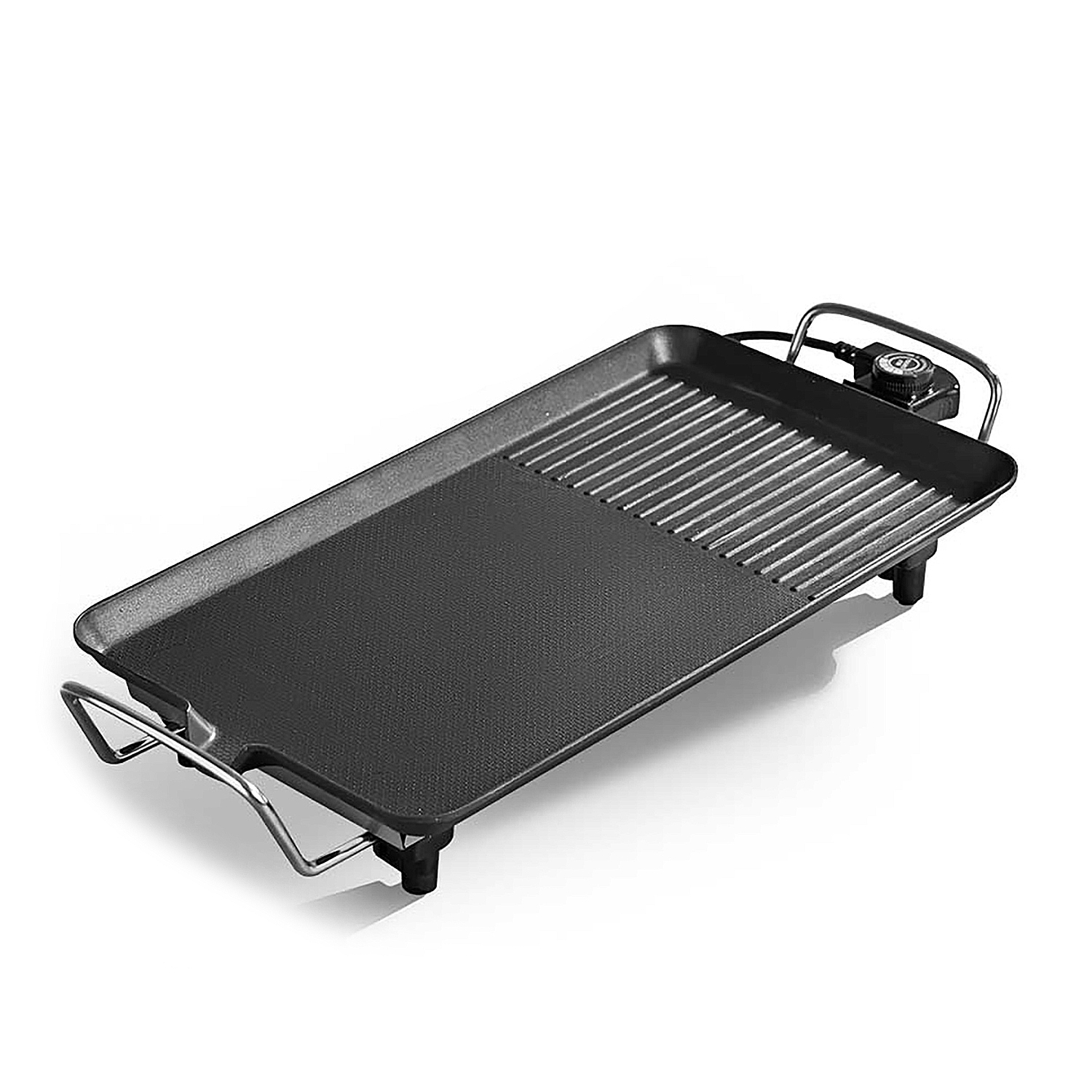 Ein schwarzer Elektrogrill mit gerippten und flachen Kochflächen. Er hat Metallgriffe und einen Bedienknopf an der Seite. Isoliert auf Weiß.