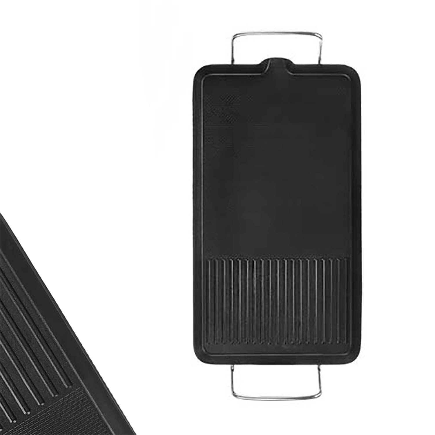 Eine schwarze rechteckige Grillpfanne mit vertikalen Rippen. Sie hat zwei silberne Griffe. Ein Teil einer anderen ähnlichen Pfanne ist links zu sehen.