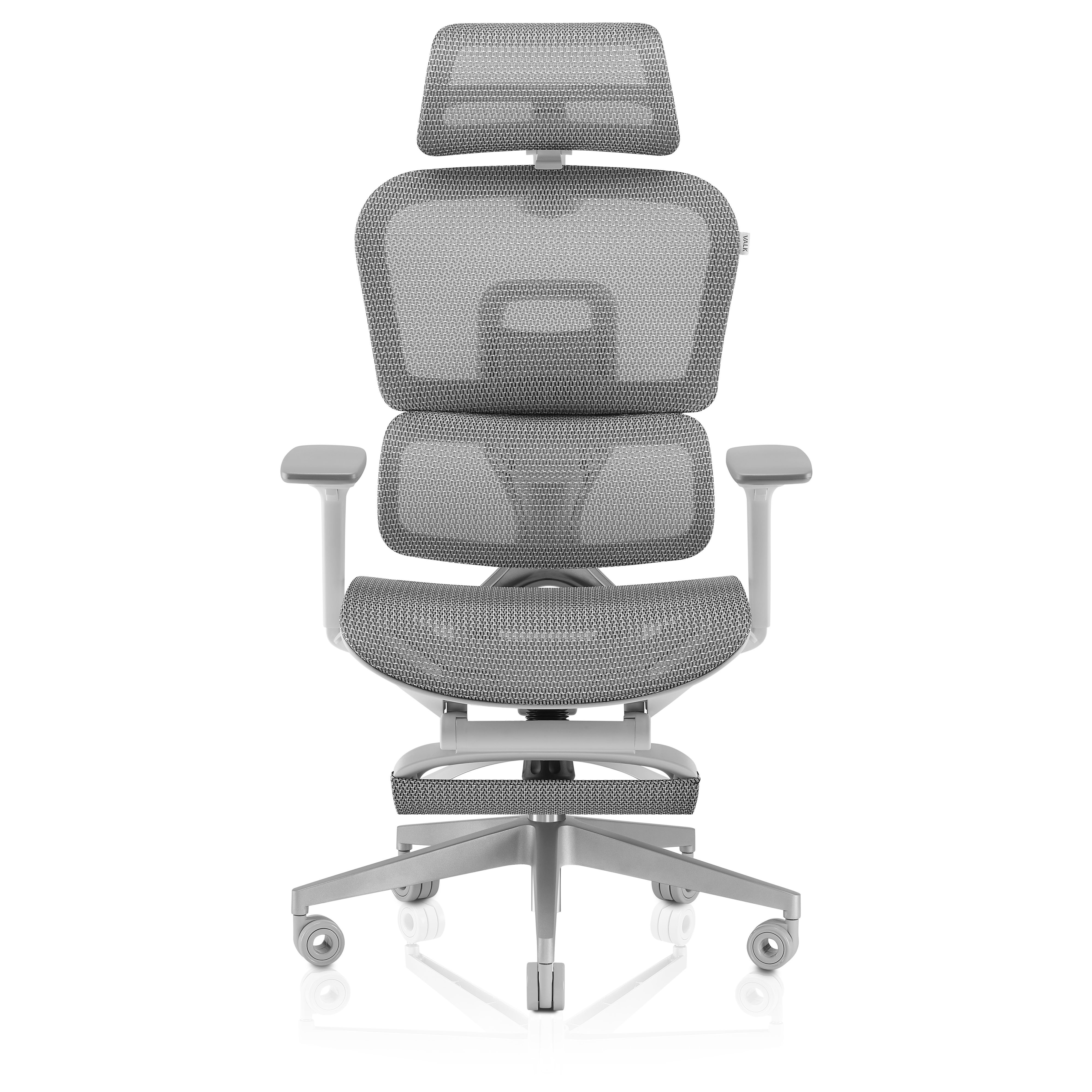 Una silla de oficina ergonómica gris con reposacabezas, respaldo, reposabrazos y base de cinco ruedas, sobre blanco.