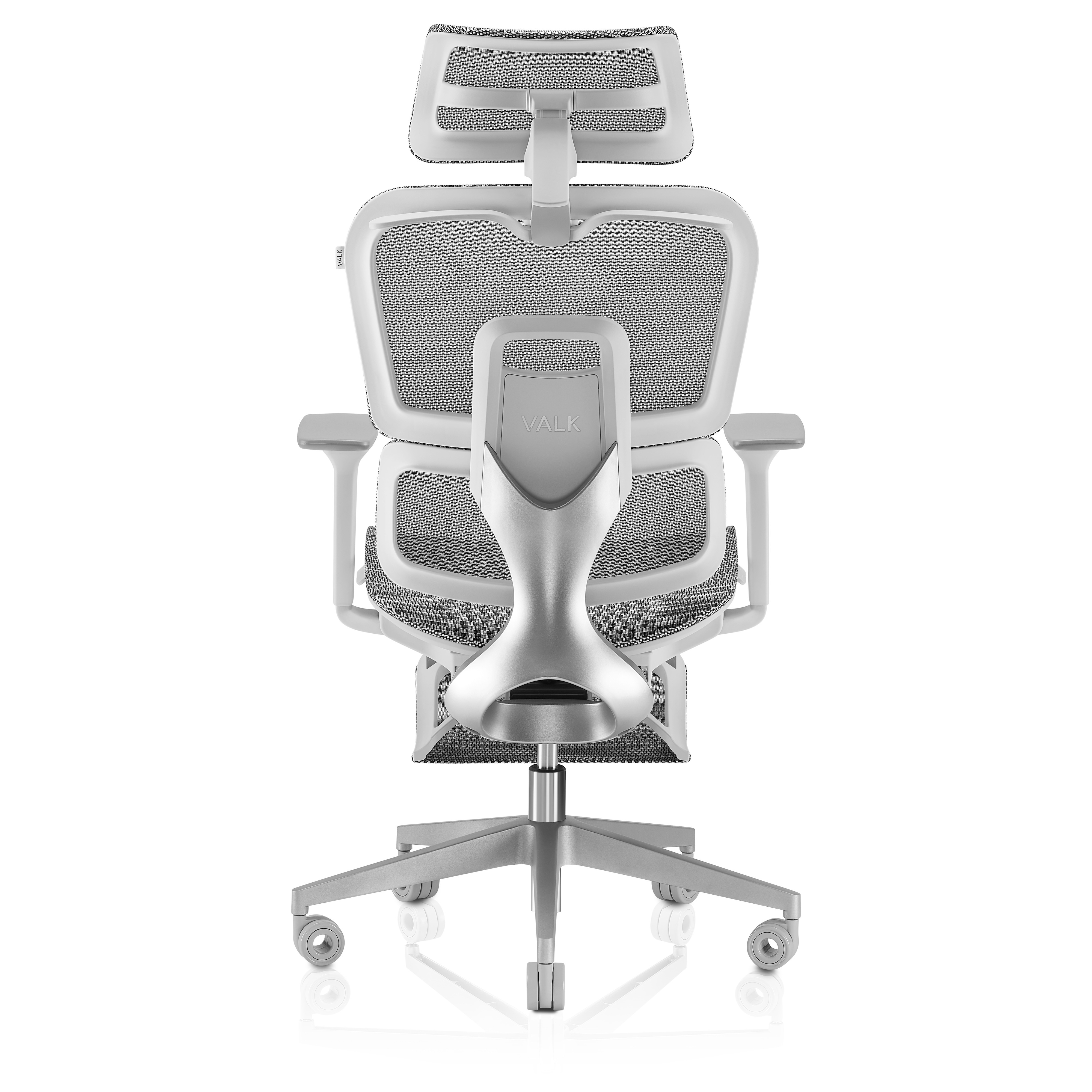 Silla de oficina moderna, gris y blanca, con reposacabezas, respaldo de malla, reposabrazos y base de cinco estrellas con ruedas, sobre blanco.