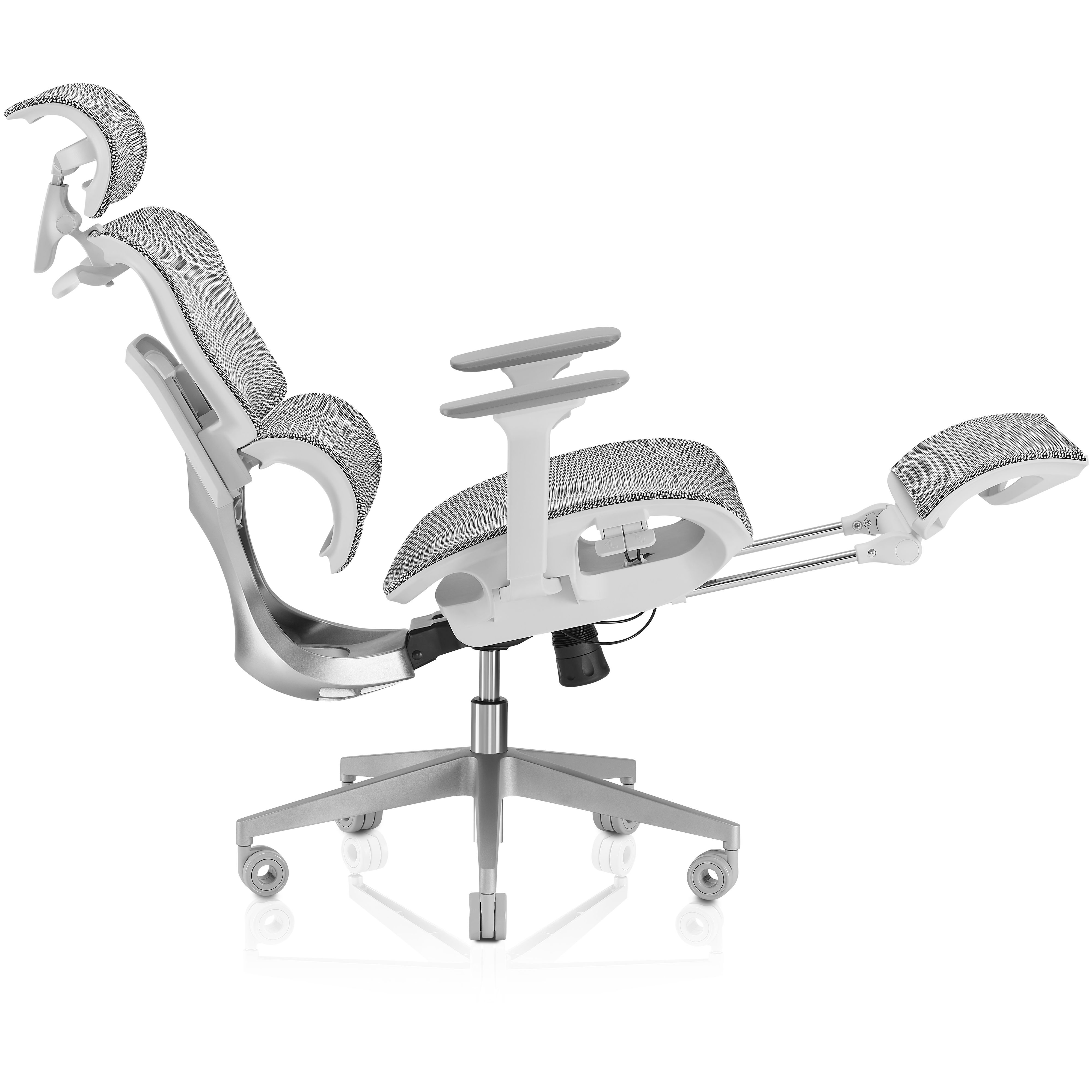 Una moderna silla ergonómica de oficina con asiento y respaldo de malla gris, y estructura de metal plateado, sobre fondo blanco.