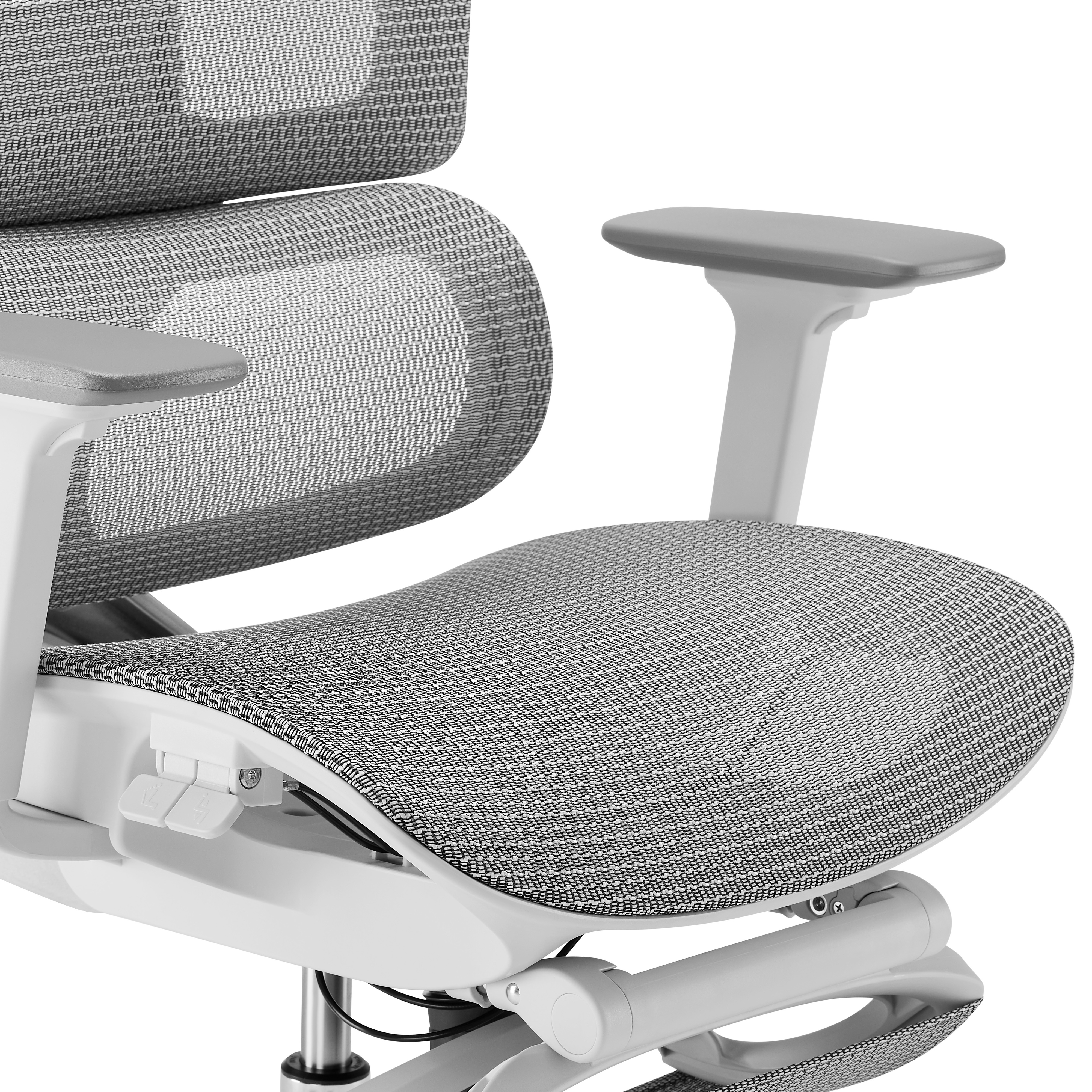 Primer plano de una silla de oficina ergonómica gris. La silla tiene respaldo de malla, reposabrazos y asiento. Base blanca.