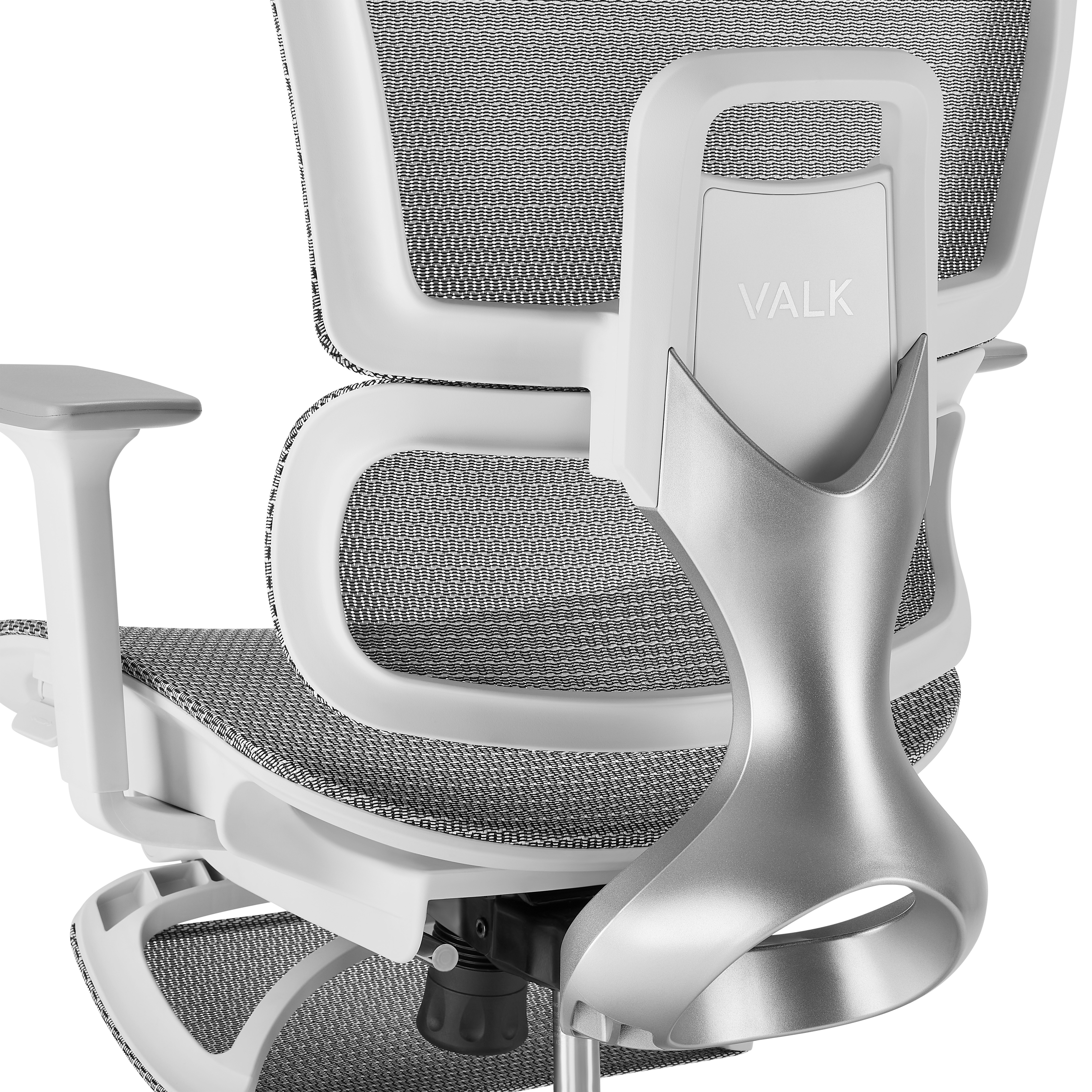 Primer plano de una silla de oficina ergonómica blanca y gris. La silla tiene respaldo y asiento de malla, y una base plateada.