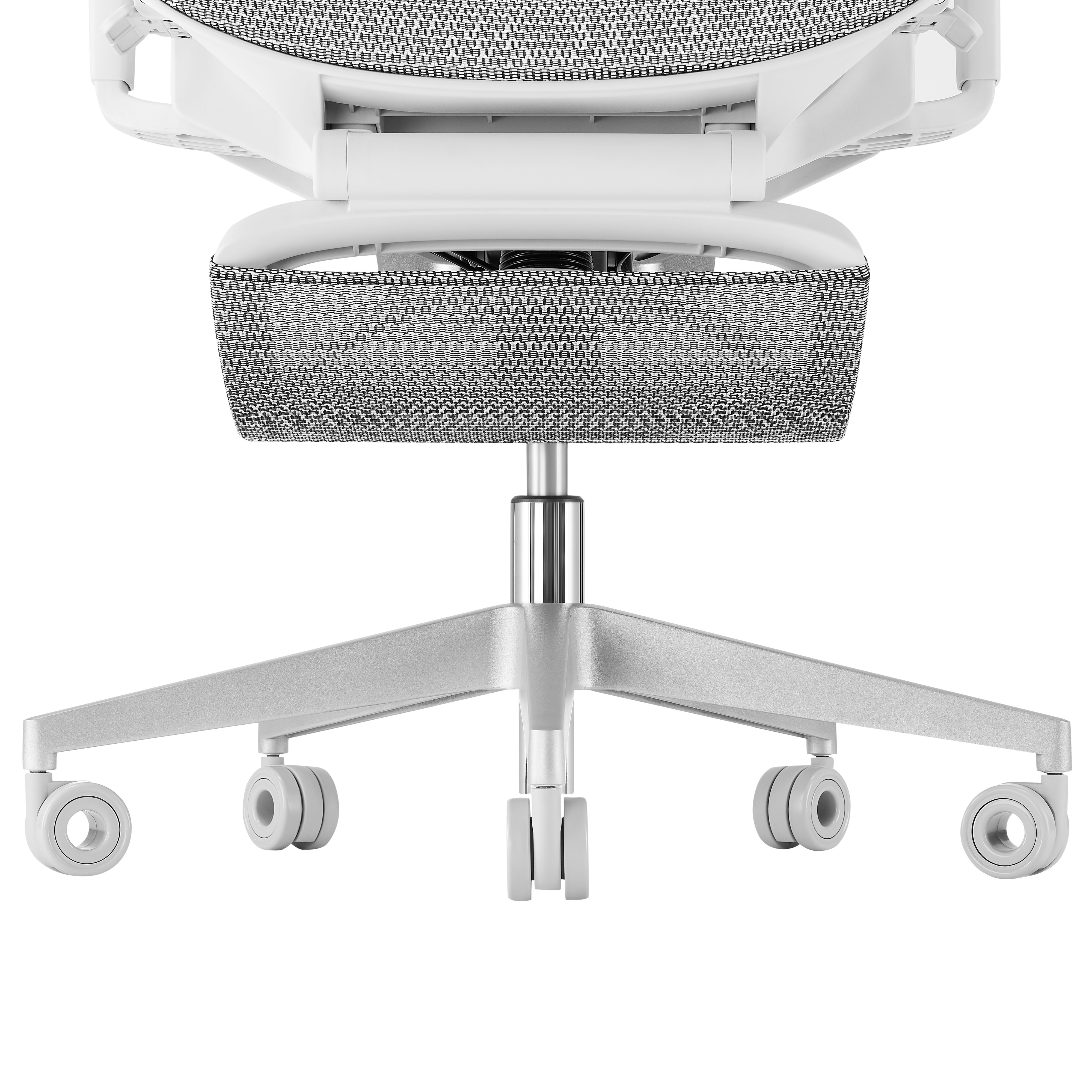 Una silla de oficina blanca desde abajo. La base tiene ruedas. El asiento es de malla blanca y negra.