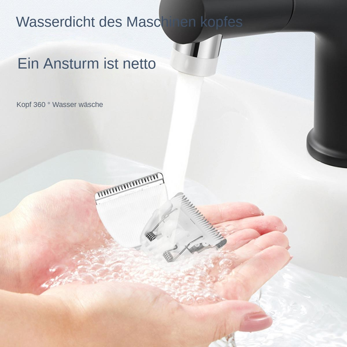 Hände waschen Trimmerklingen unter fließendem Wasser aus einem schwarzen Wasserhahn in einem weißen Waschbecken.