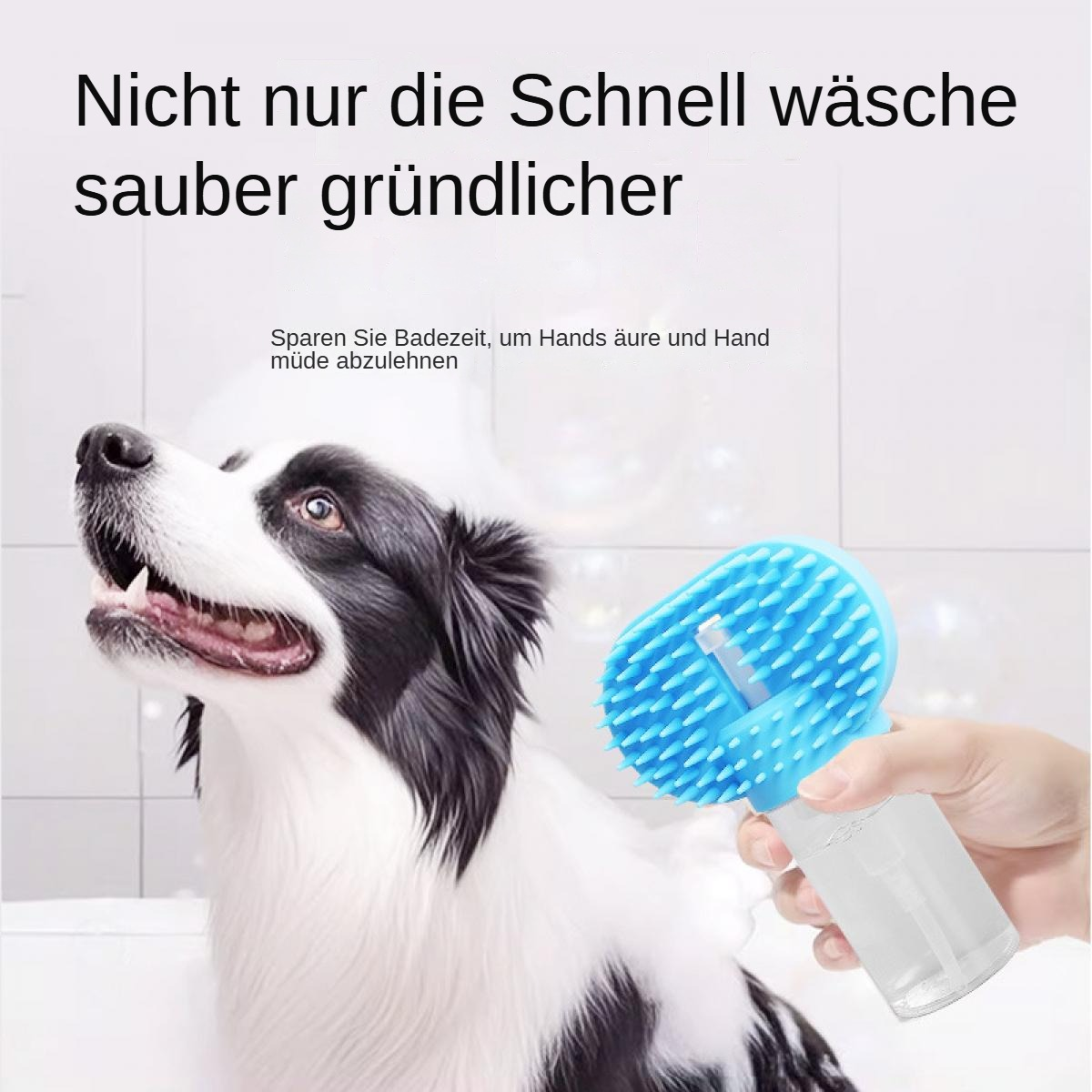 Ein Hund wird mit einem blauen Schrubber gebadet. Text oben sagt 'reinigt besser'. Der Hund ist schwarz-weiß und schaut nach oben.