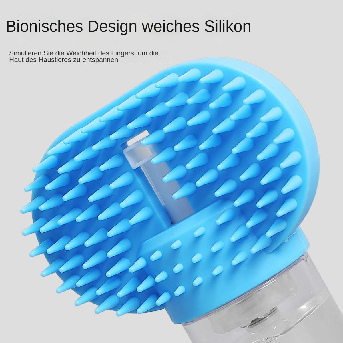 Eine blaue Silikon-Haustierbürste mit weichen Borsten. Es hat einen durchsichtigen Kunststoffgriff. Der Bürstenkopf ist oval.