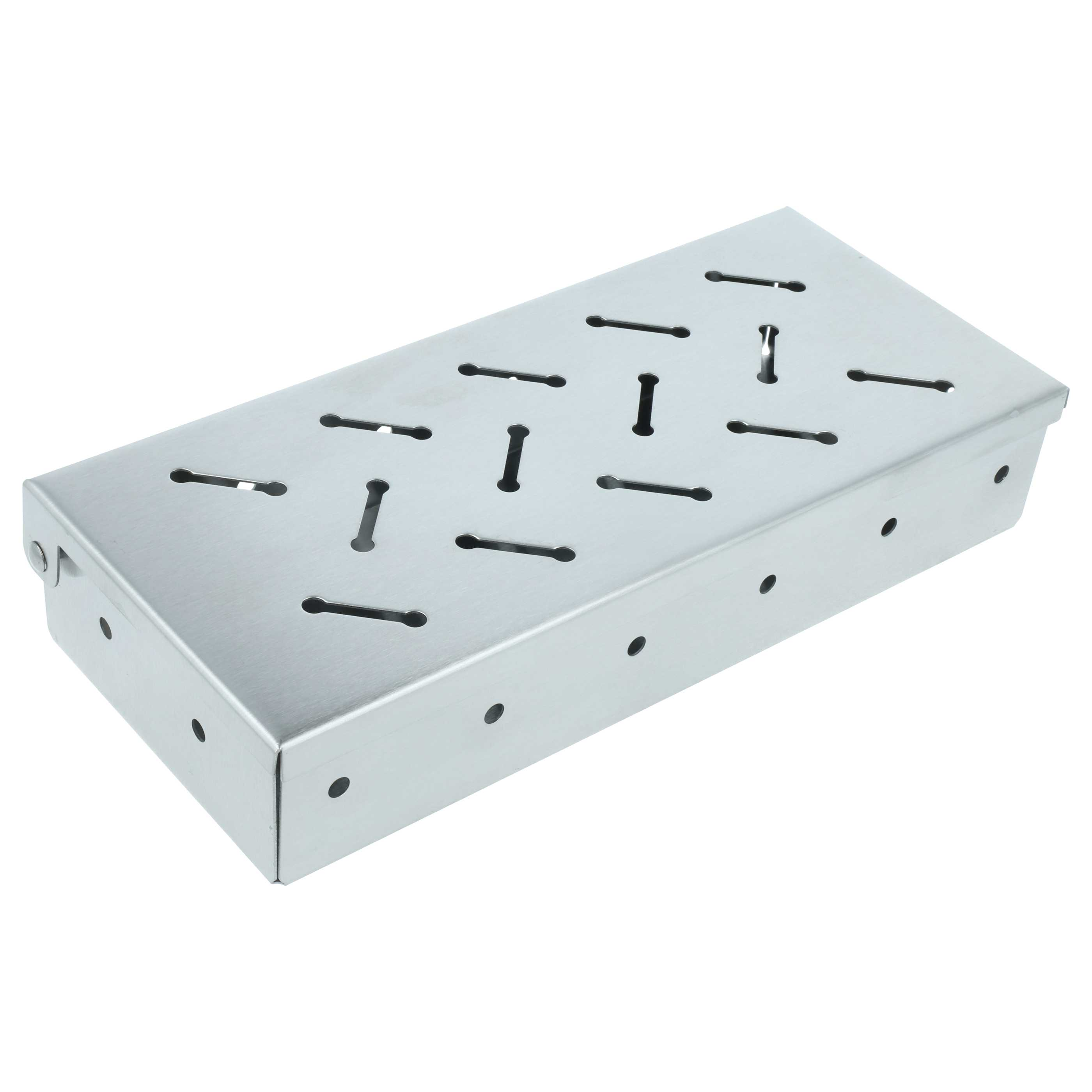 Eine rechteckige Räucherbox aus Edelstahl mit vielen kleinen Löchern auf der Ober- und Seite, isoliert auf Weiß.