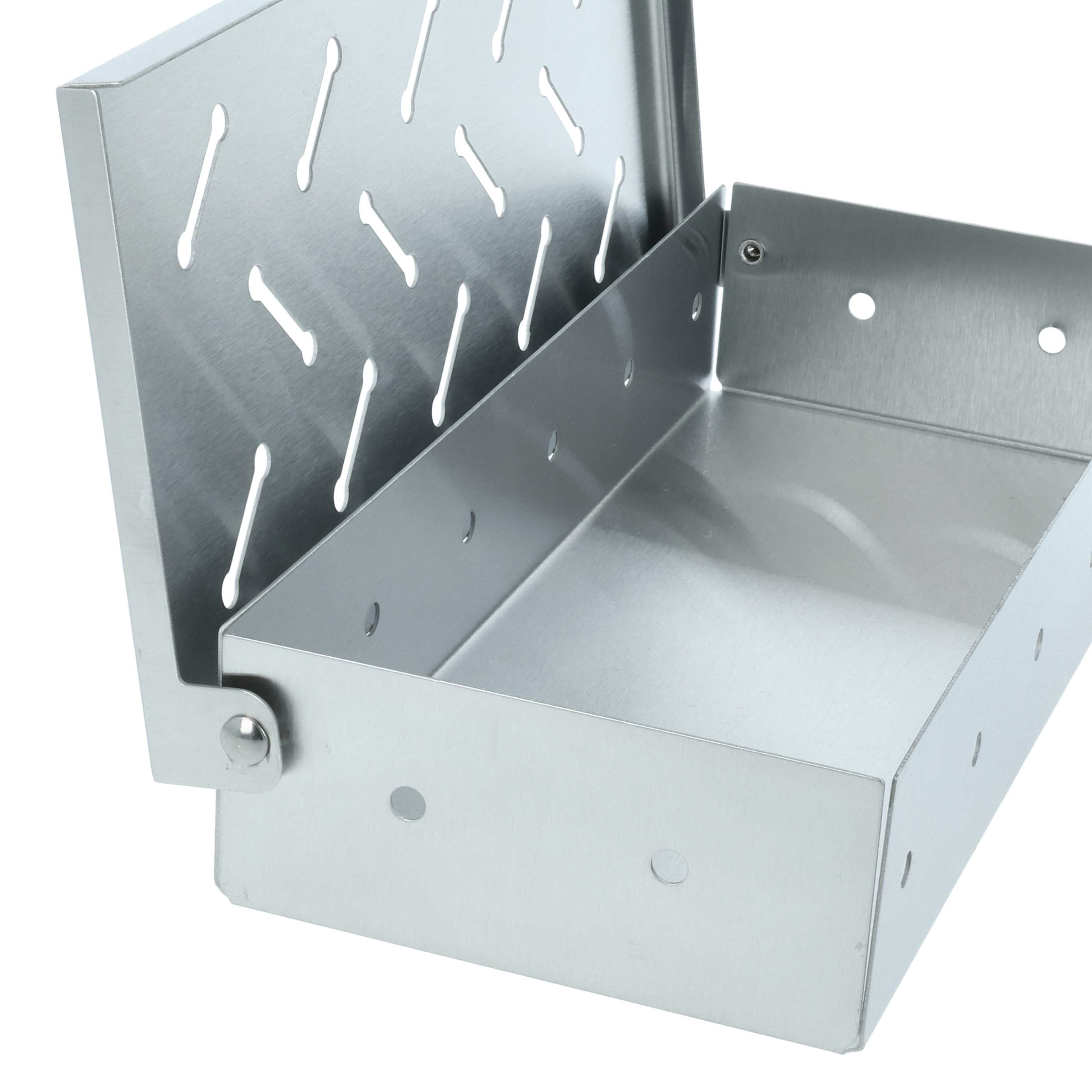 Eine Metall-Räucherbox ist geöffnet und zeigt eine rechteckige Form und einen perforierten Deckel. Sie steht auf weißem Hintergrund.