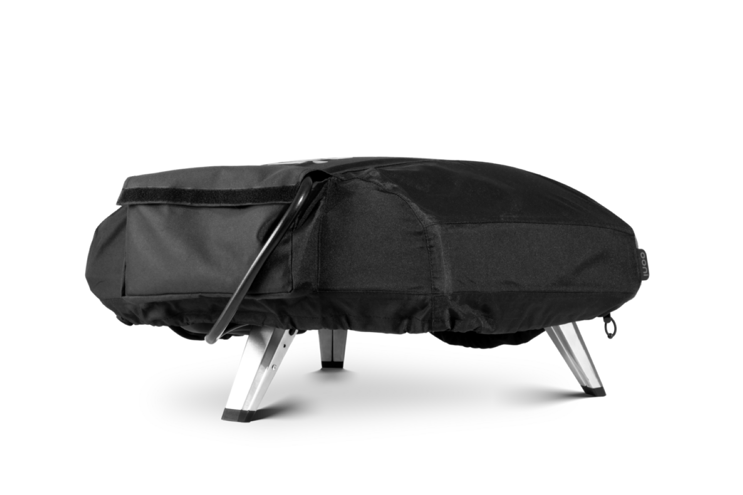 Eine schwarze Grillabdeckung auf silbernen Beinen. Die Abdeckung hat eine Tasche mit Klettverschluss und einen Griff. Der Hintergrund ist schwarz.