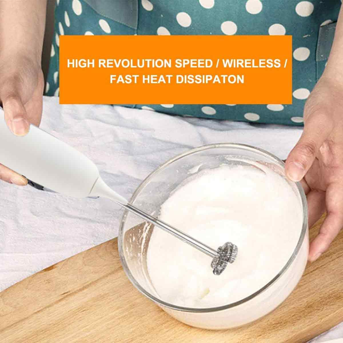 Eine Person hält einen weißen Aufschäumer über einer Schüssel mit Sahne. Ein orangefarbenes Banner liest 'High Revolution Speed / Wireless / Fast Heat Dissipation'.