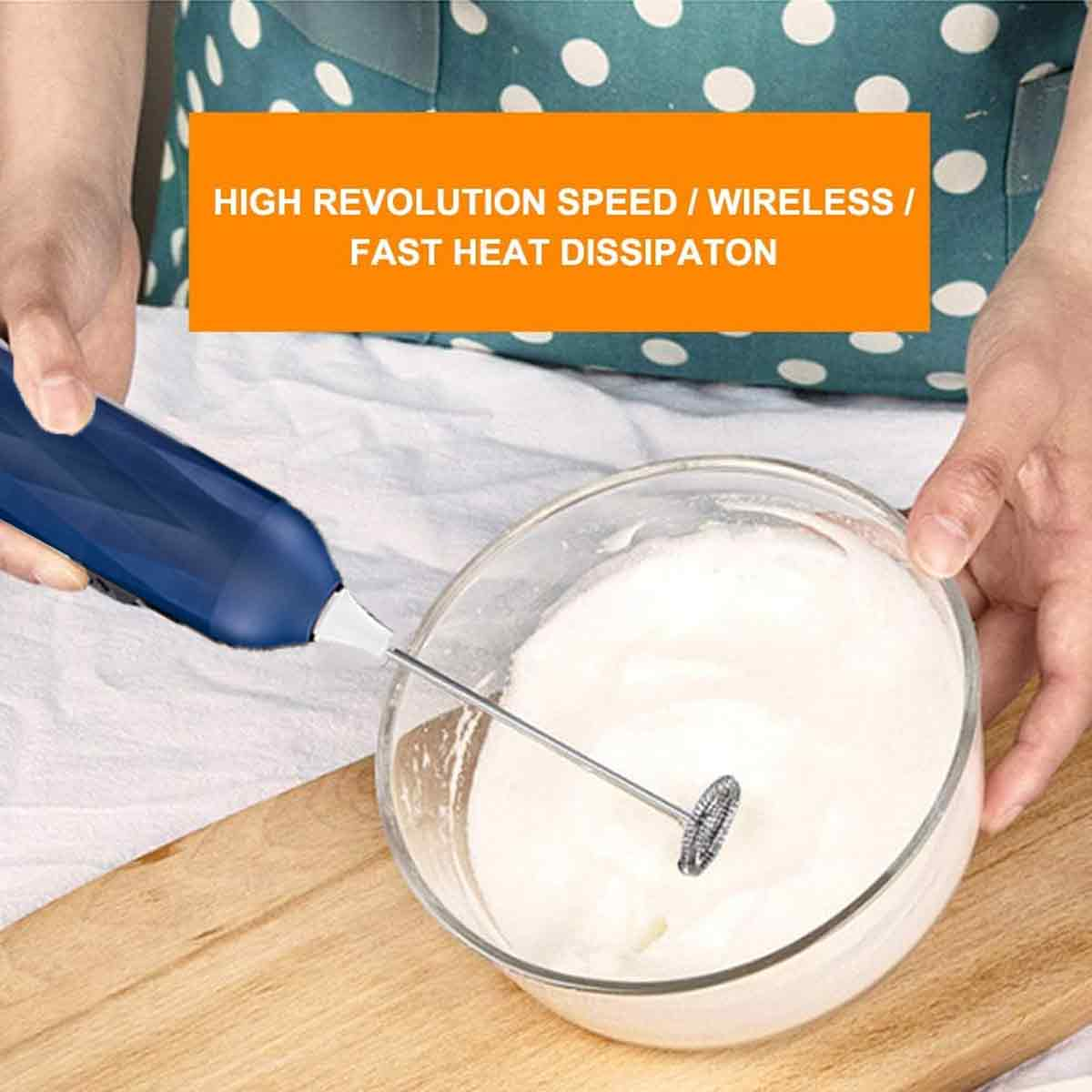 Eine Person verwendet einen Handmixer, um Flüssigkeit in einer Glasschüssel zu verrühren. Oben steht: hohe Drehzahl, kabellos, schnelle Wärmeableitung.