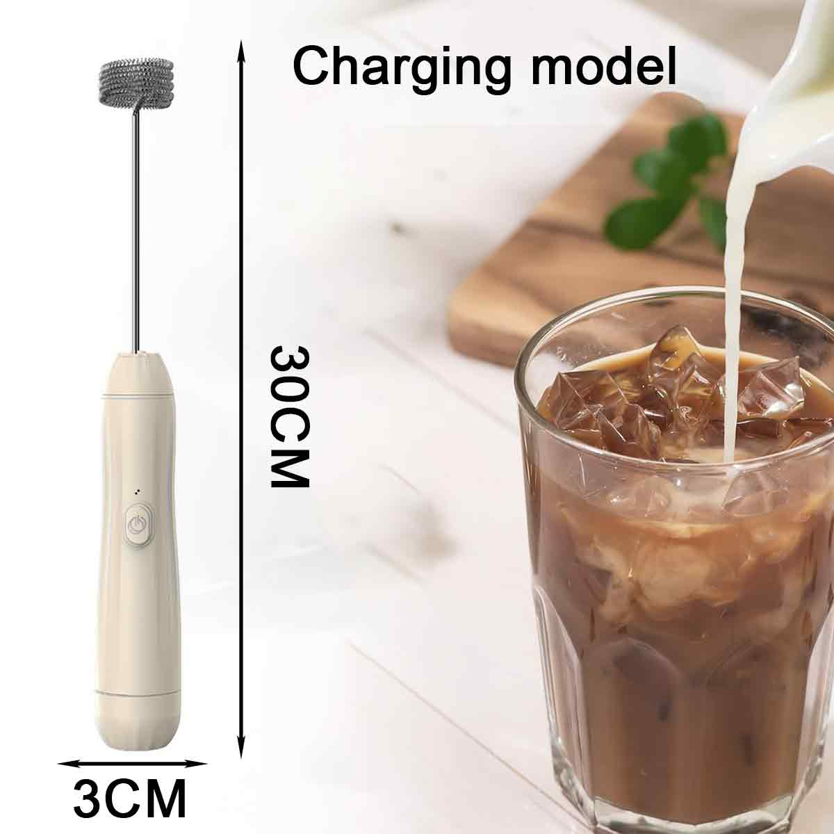 Ein Milchaufschäumer und ein Glas Eiskaffee. Milch wird in das Glas gegossen, neben einem Holzschneidebrett.