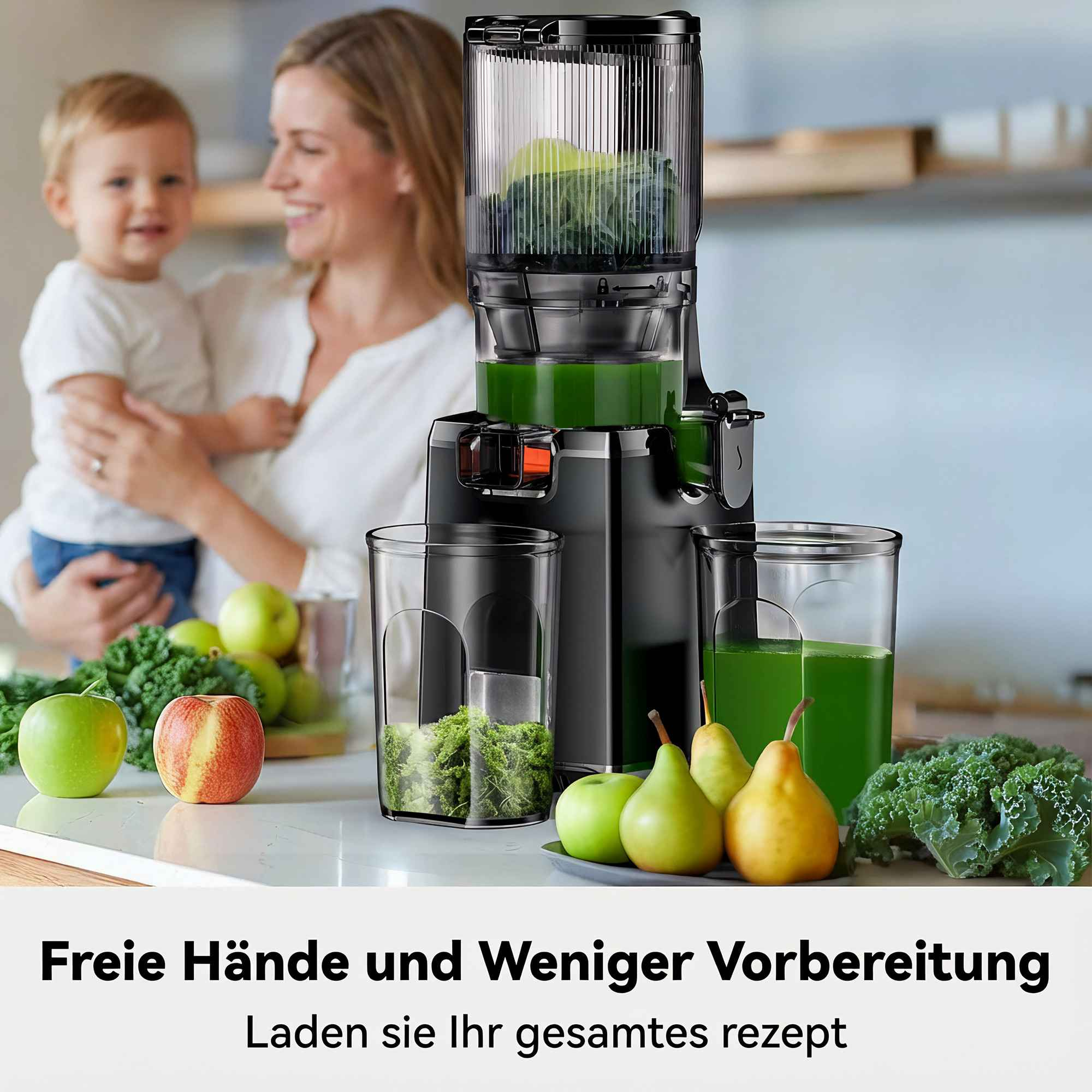 Frau mit Baby in der Nähe eines Entsafters. Der Entsafter hat grünen Saft. Äpfel, Birnen und Grünkohl sind vorhanden.