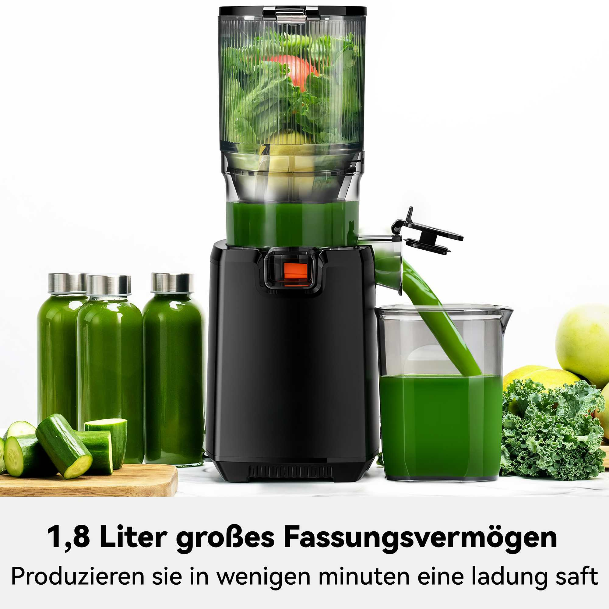 Ein Entsafter extrahiert grünen Saft. Oben befinden sich Gemüse und Früchte. Saftflaschen und gehackte Gurken sind in der Nähe.