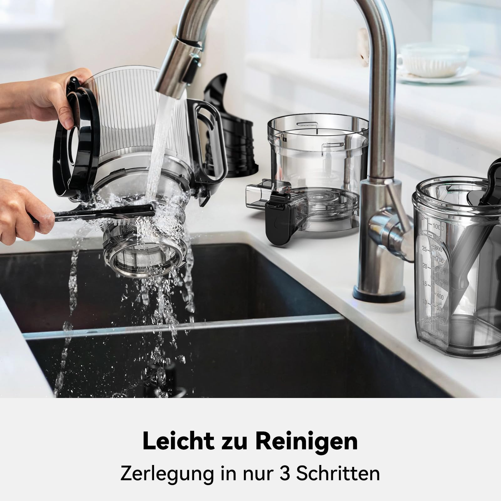 Eine Person reinigt einen Staubsaugerteil unter fließendem Wasser in einem Waschbecken.